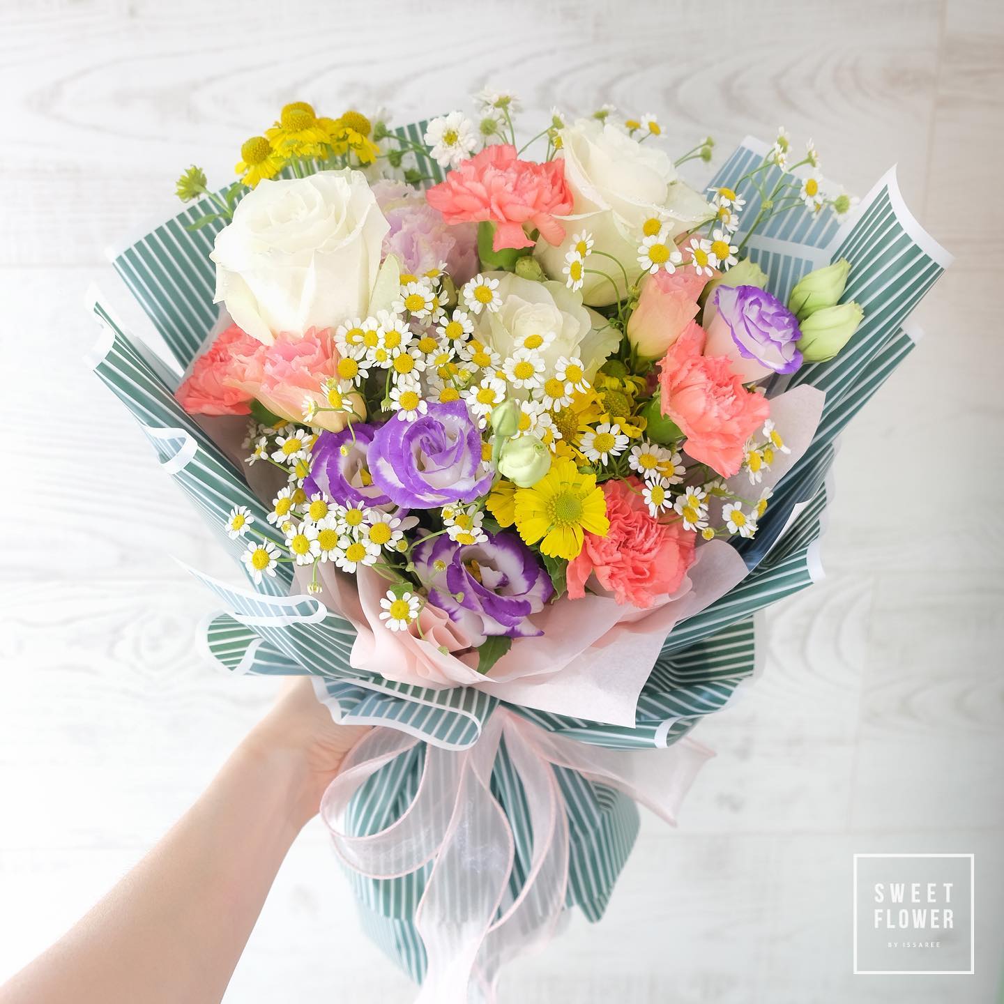 ช่อ หลากสี หวาน ดอกไม้หลัก กุหลาบ คาร์เนชั่น เดซี่/มาร์กาเร็ต — ผลงานร้านดอกไม้ Sweetflower by Issaree
