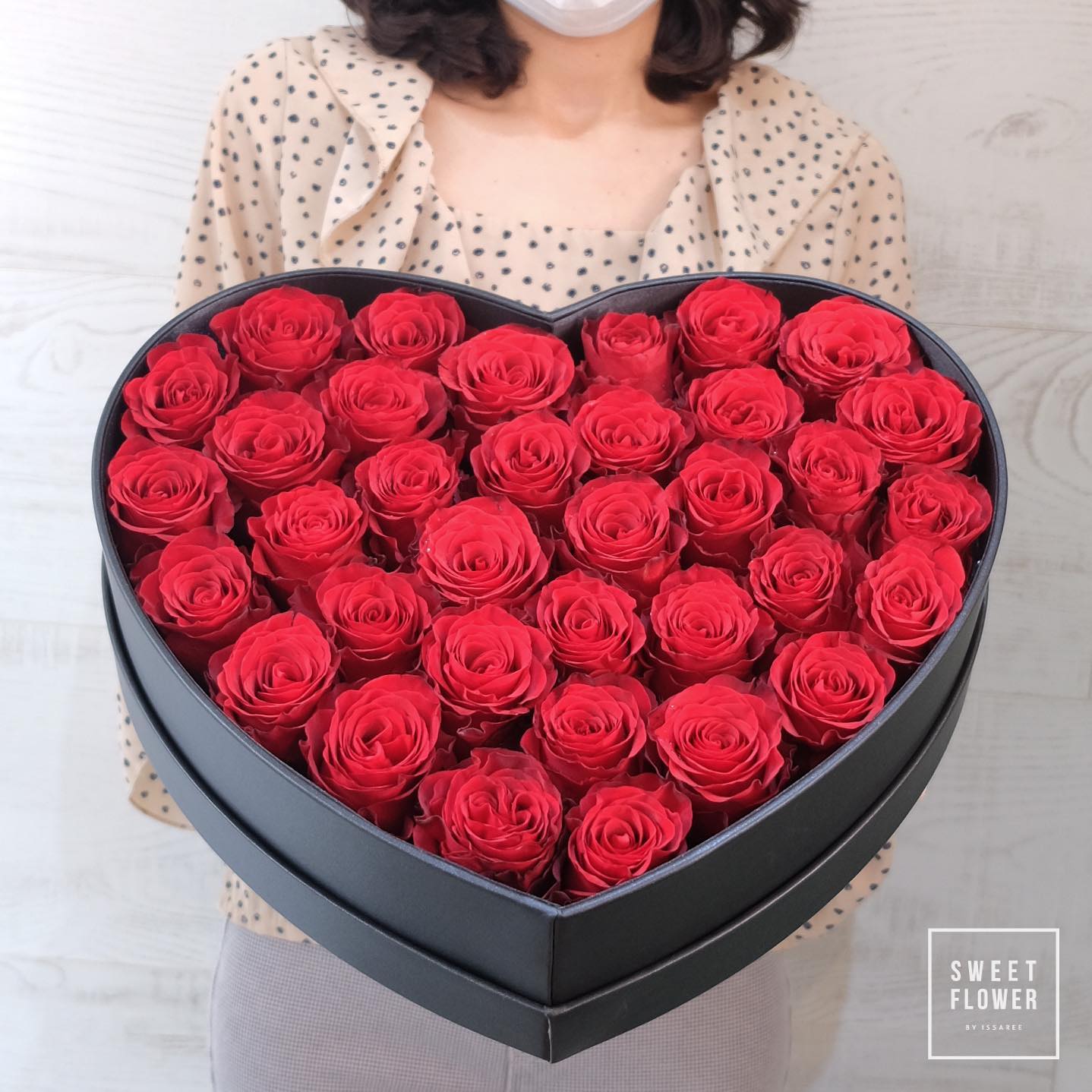 กล่อง แดงโรแมนติก คลาสสิก ดอกไม้หลัก กุหลาบ — ผลงานร้านดอกไม้ Sweetflower by Issaree — ภาพที่ 3 จาก 4