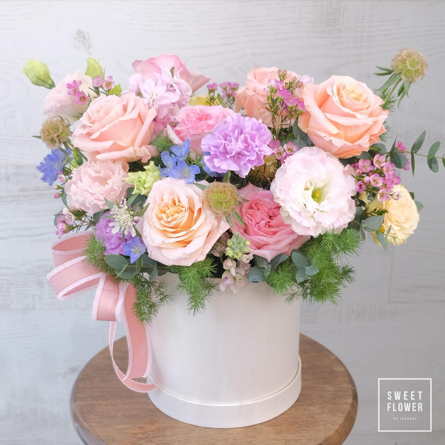 กล่อง พาสเทล หวาน ดอกไม้หลัก กุหลาบ คาร์เนชั่น เบญจมาศ/มัม — ผลงานร้านดอกไม้ Sweetflower by Issaree — ภาพที่ 6 จาก 6