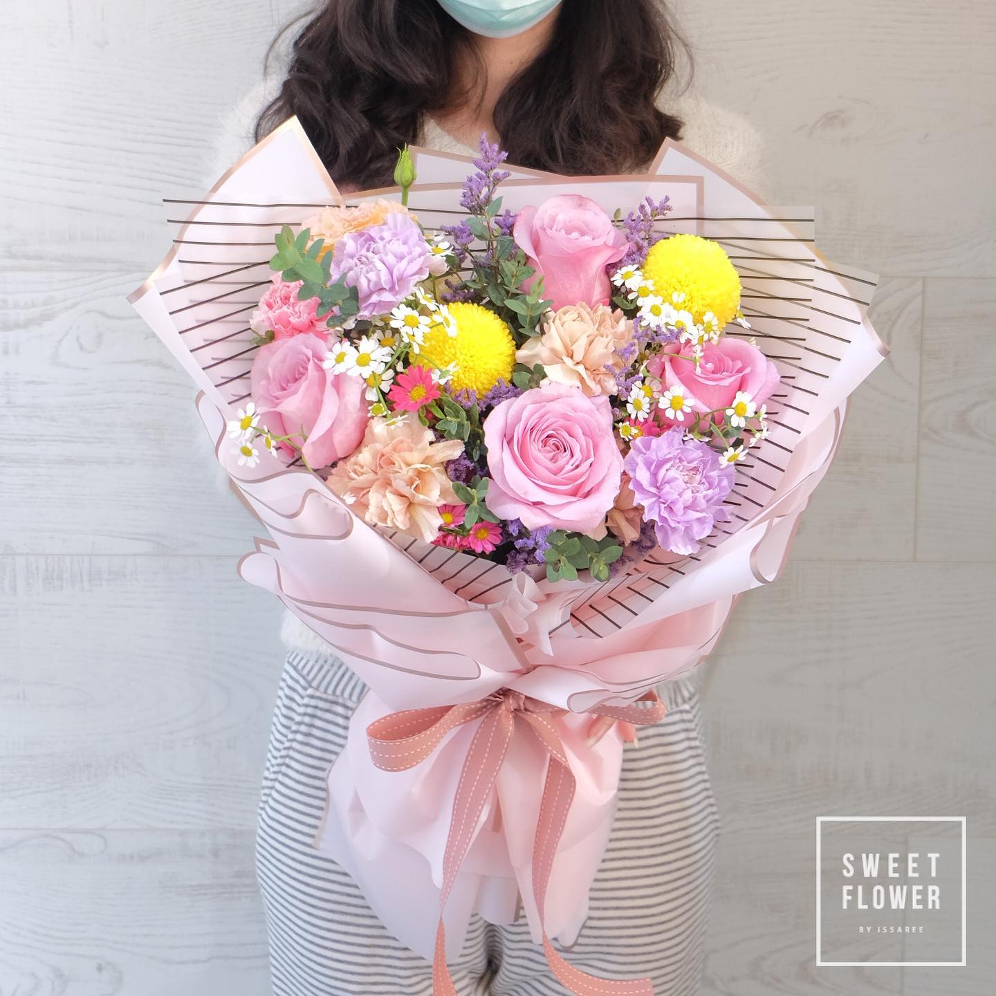 ช่อ หลากสี หวาน ดอกไม้หลัก กุหลาบ คาร์เนชั่น เบญจมาศ/มัม — ผลงานร้านดอกไม้ Sweetflower by Issaree — ภาพที่ 4 จาก 4