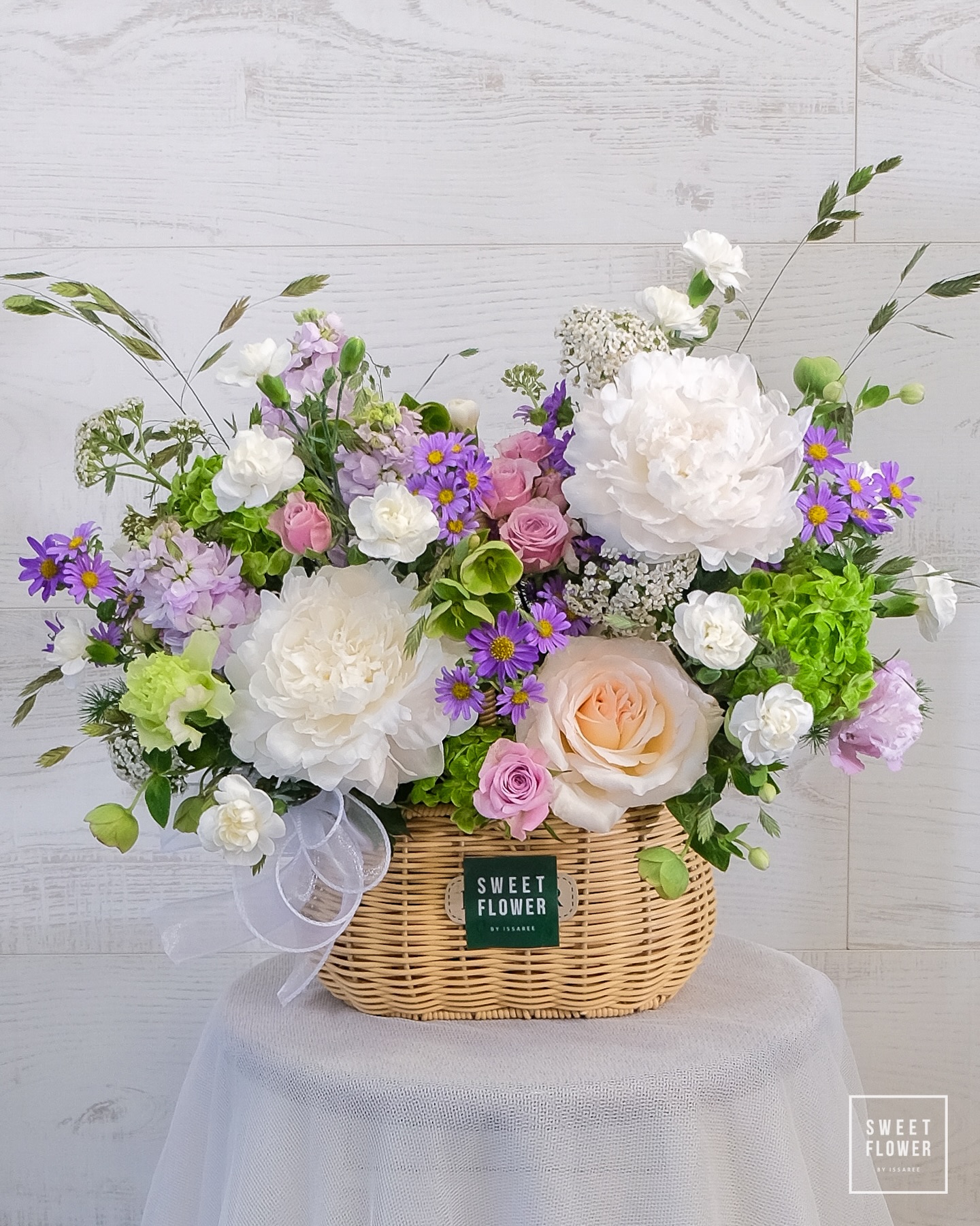 ตะกร้า หลากสี คลาสสิก ดอกไม้หลัก พีโอนี่ กุหลาบ คาร์เนชั่น — ผลงานร้านดอกไม้ Sweetflower by Issaree — ภาพที่ 1 จาก 1