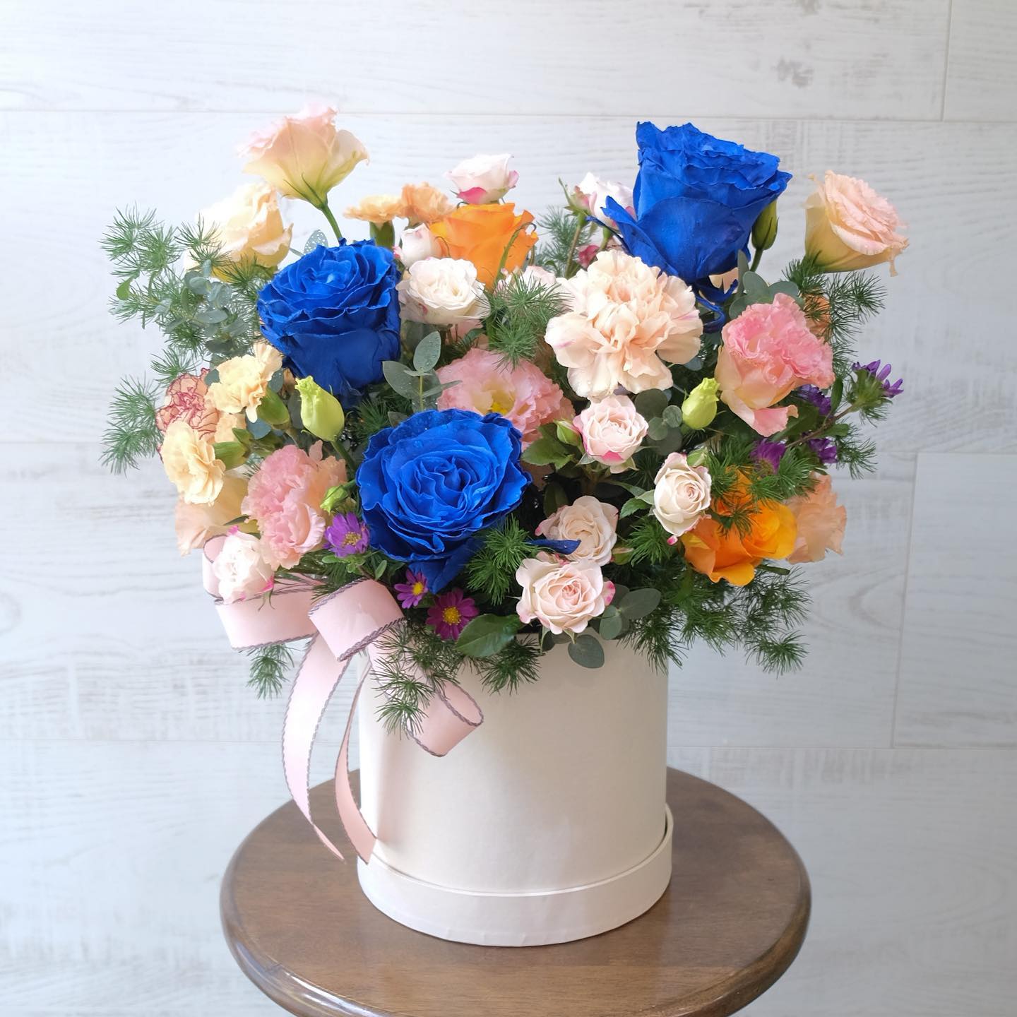 กล่อง หลากสี หวาน ดอกไม้หลัก กุหลาบ คาร์เนชั่น เบญจมาศ/มัม — ผลงานร้านดอกไม้ Sweetflower by Issaree — ภาพที่ 4 จาก 5