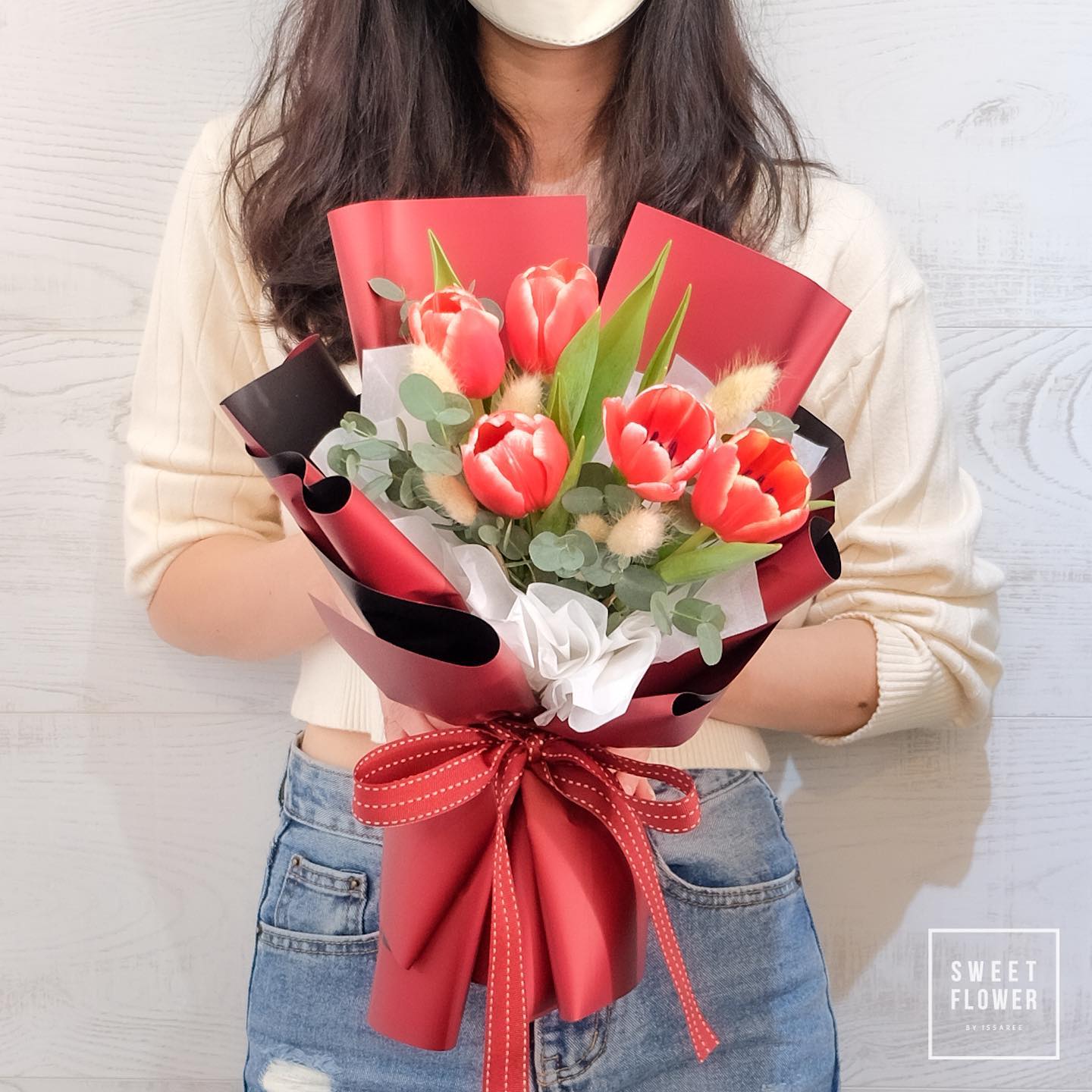 ช่อ แดงโรแมนติก หวาน ดอกไม้หลัก ทิวลิป ยูคาลิปตัส/ใบไม้ — ผลงานร้านดอกไม้ Sweetflower by Issaree