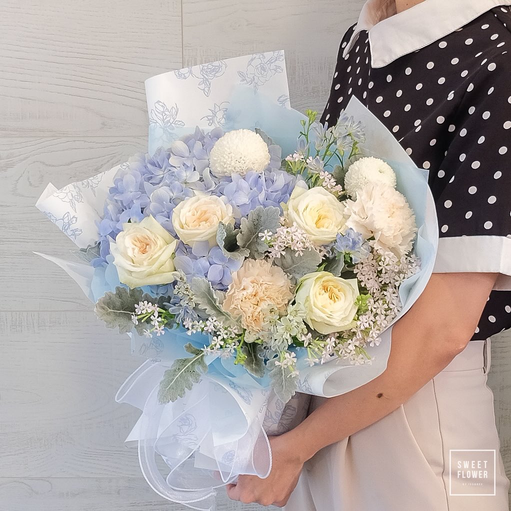 ช่อ ขาว-เขียว หวาน ดอกไม้หลัก ไฮเดรนเยีย กุหลาบ คาร์เนชั่น — ผลงานร้านดอกไม้ Sweetflower by Issaree