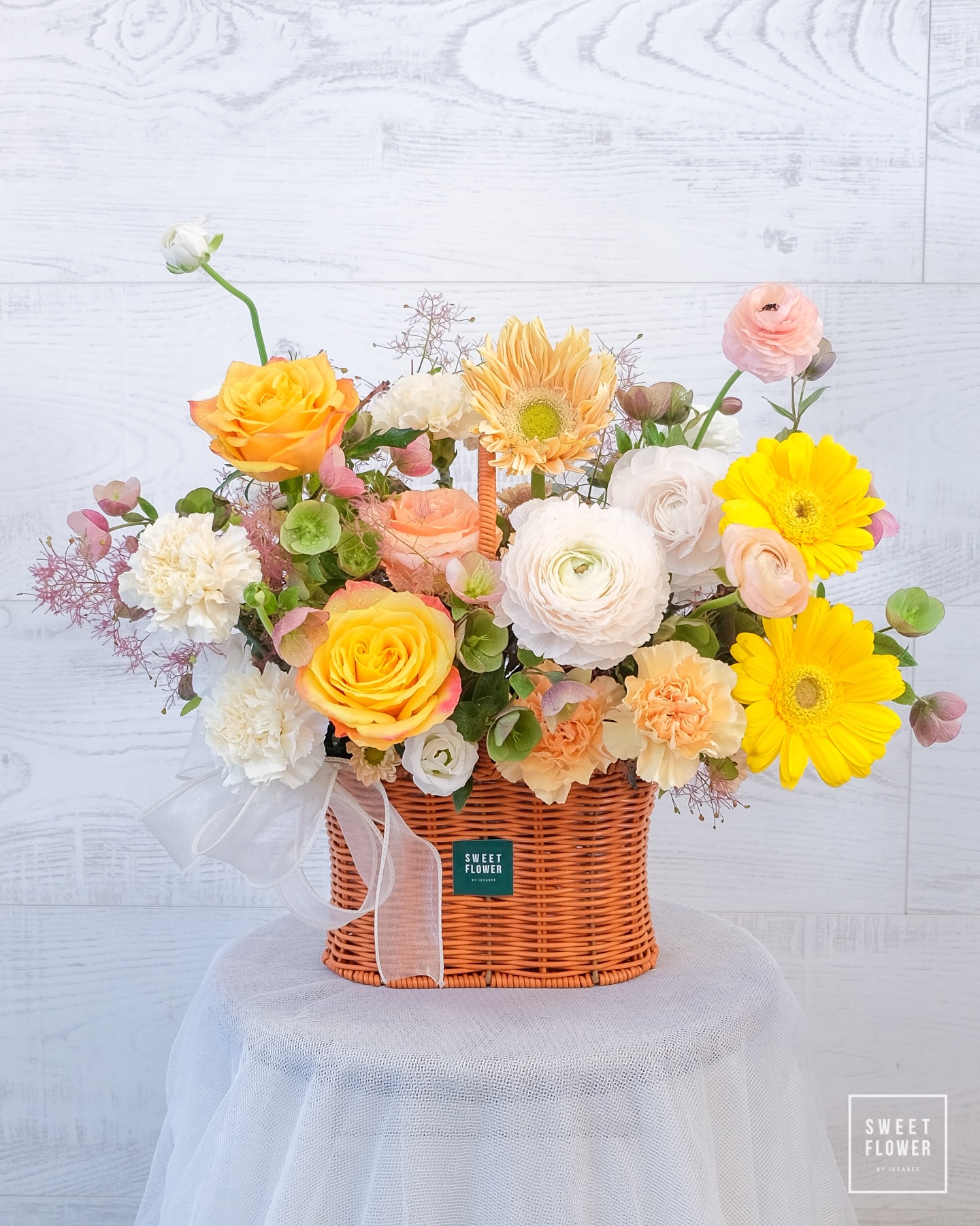 ตะกร้า เหลือง-ส้ม หวาน ดอกไม้หลัก กุหลาบ เยอบีร่า คาร์เนชั่น — ผลงานร้านดอกไม้ Sweetflower by Issaree — ภาพที่ 2 จาก 2