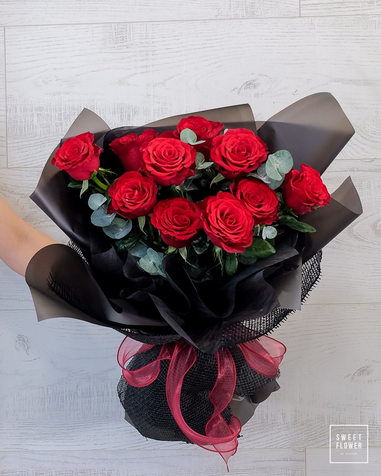 ช่อ แดงโรแมนติก คลาสสิก ดอกไม้หลัก กุหลาบ ยูคาลิปตัส/ใบไม้ — ผลงานร้านดอกไม้ Sweetflower by Issaree — ภาพที่ 3 จาก 3