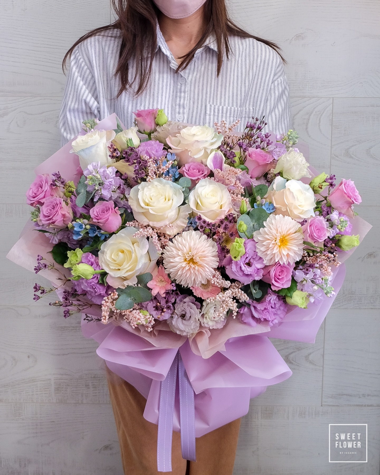 ช่อ พาสเทล คลาสสิก ดอกไม้หลัก กุหลาบ เดซี่/มาร์กาเร็ต คาร์เนชั่น — ผลงานร้านดอกไม้ Sweetflower by Issaree — ภาพที่ 4 จาก 7
