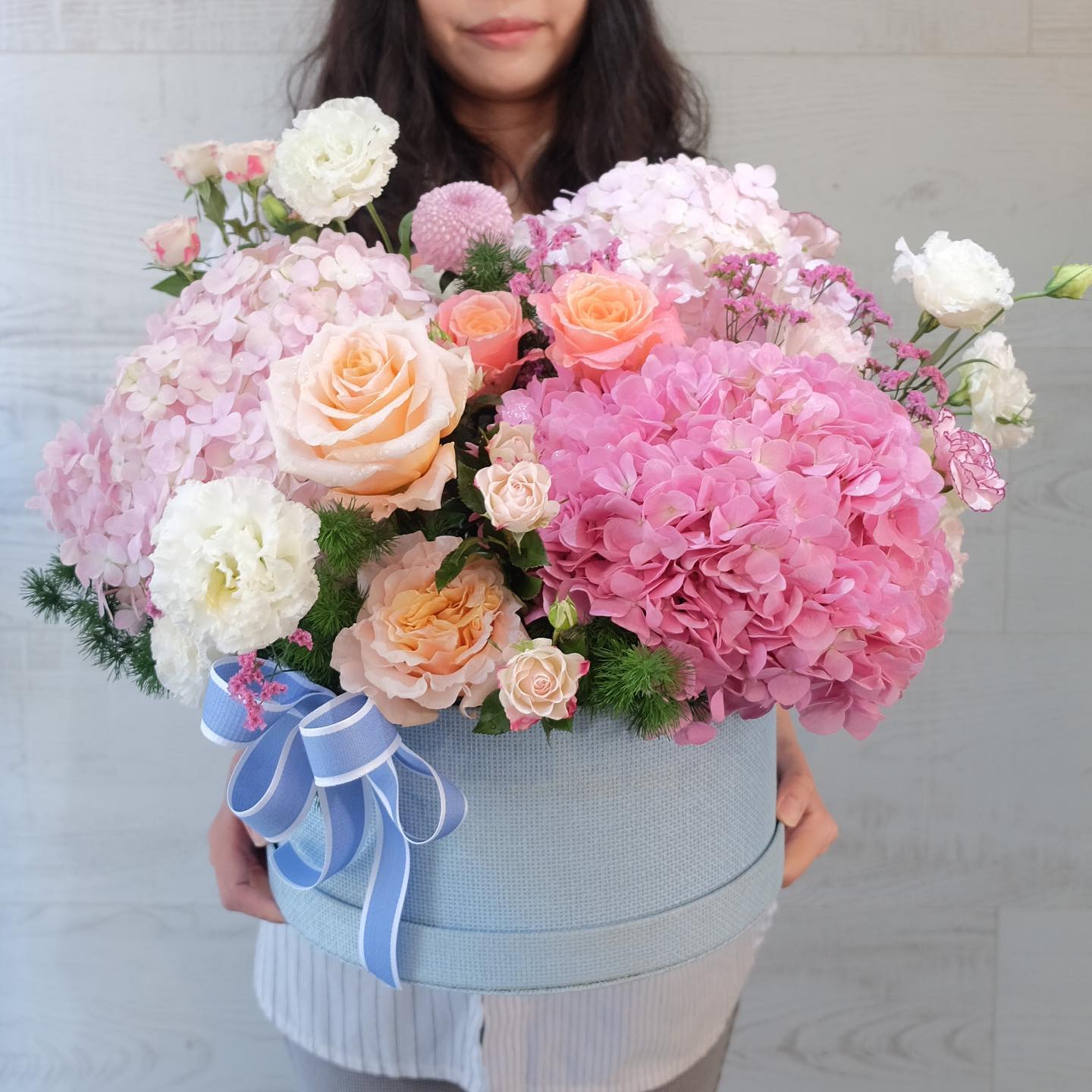 กล่อง พาสเทล หวาน ดอกไม้หลัก ไฮเดรนเยีย กุหลาบ คาร์เนชั่น — ผลงานร้านดอกไม้ Sweetflower by Issaree — ภาพที่ 4 จาก 4