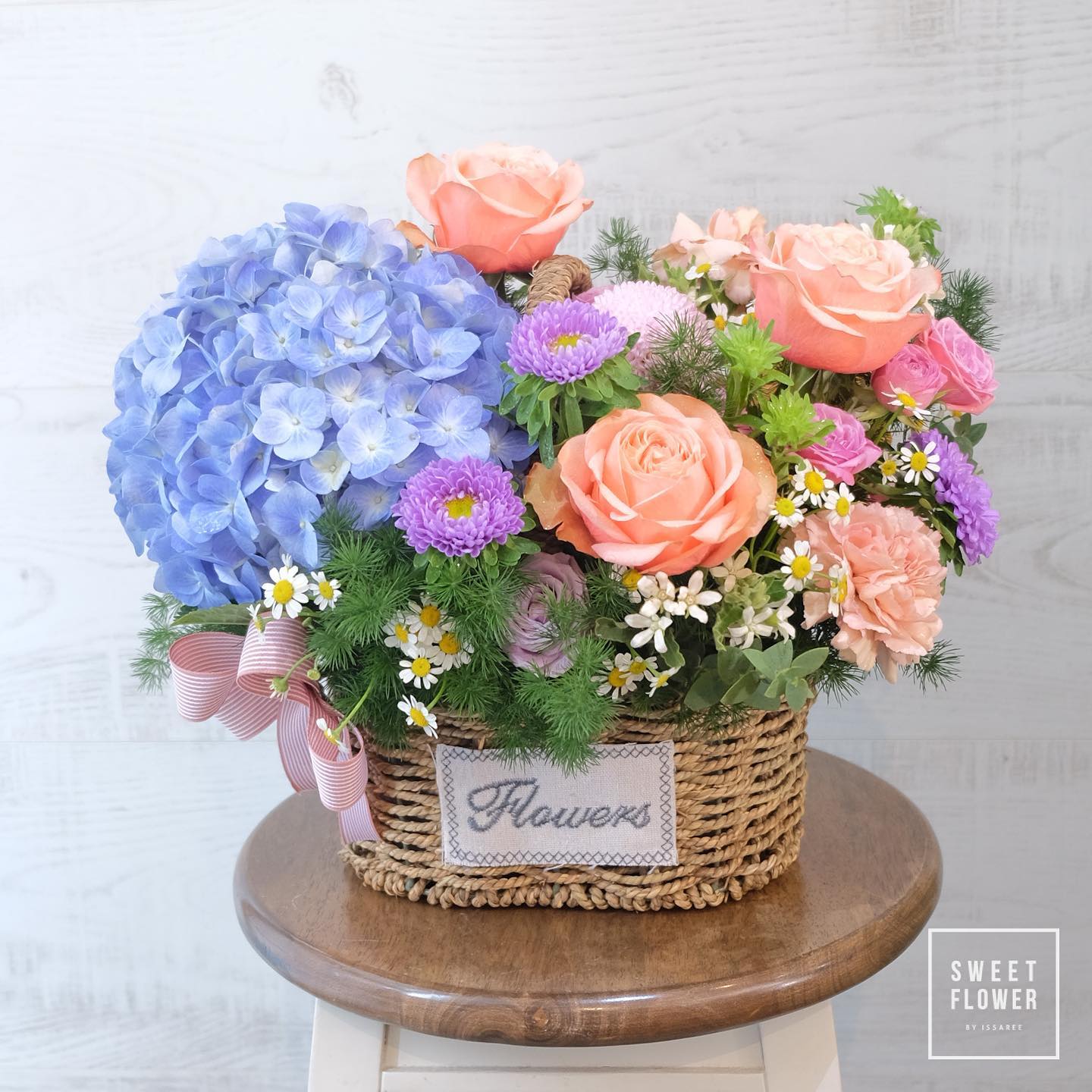 ตะกร้า หลากสี หวาน ดอกไม้หลัก ไฮเดรนเยีย กุหลาบ เบญจมาศ/มัม — ผลงานร้านดอกไม้ Sweetflower by Issaree — ภาพที่ 4 จาก 4