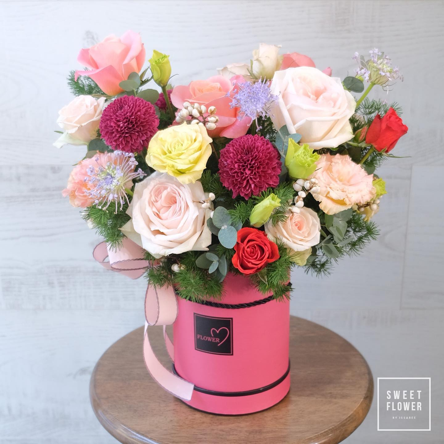 กล่อง หลากสี หวาน ดอกไม้หลัก กุหลาบ เบญจมาศ/มัม คาร์เนชั่น — ผลงานร้านดอกไม้ Sweetflower by Issaree — ภาพที่ 6 จาก 6