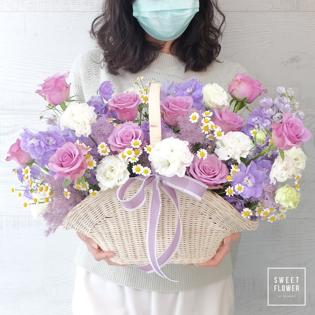 ตะกร้า ม่วง-ฟ้า หวาน ดอกไม้หลัก กุหลาบ คาร์เนชั่น เดซี่/มาร์กาเร็ต — ผลงานร้านดอกไม้ Sweetflower by Issaree — ภาพที่ 5 จาก 5