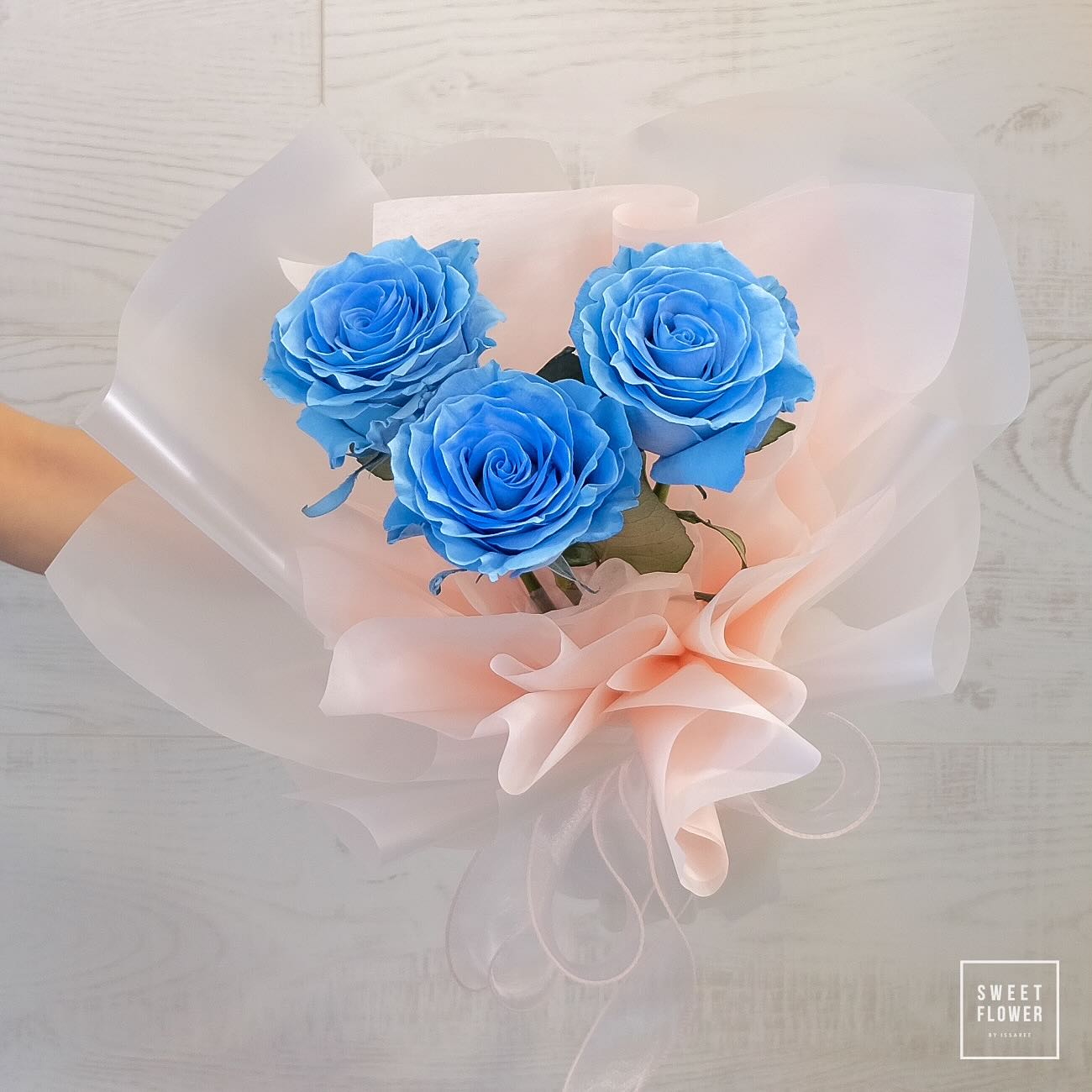 ช่อ ฟ้า คลาสสิก ดอกไม้หลัก กุหลาบเอกวาดอร์ — ผลงานร้านดอกไม้ Sweetflower by Issaree — ภาพที่ 2 จาก 3