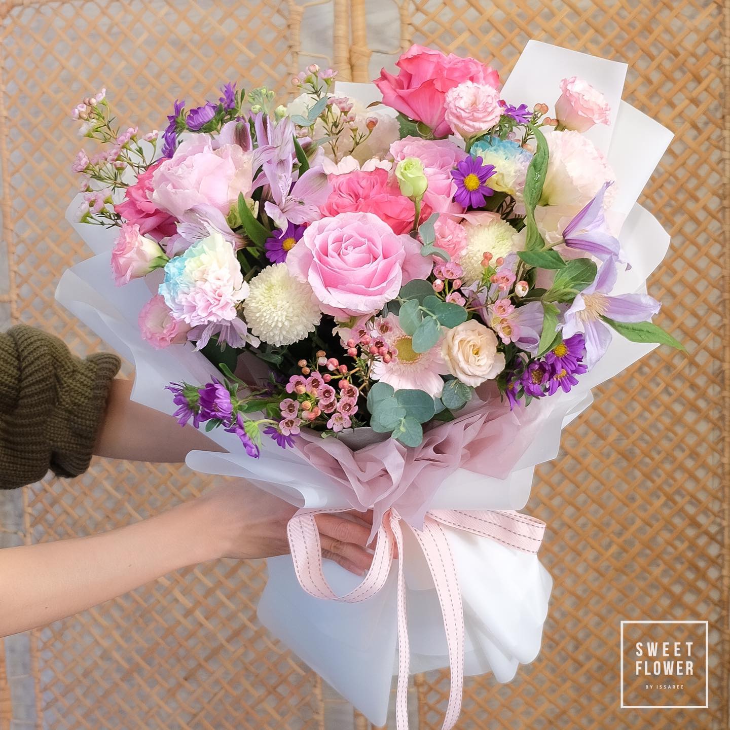 ช่อ พาสเทล หวาน ดอกไม้หลัก กุหลาบ เบญจมาศ/มัม คาร์เนชั่น — ผลงานร้านดอกไม้ Sweetflower by Issaree — ภาพที่ 2 จาก 2
