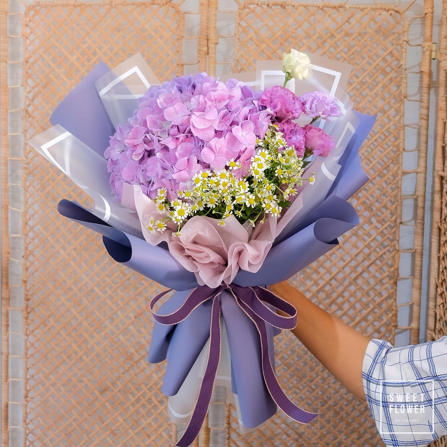 ช่อ ม่วง-ฟ้า หวาน ดอกไม้หลัก ไฮเดรนเยีย เดซี่/มาร์กาเร็ต คาร์เนชั่น — ผลงานร้านดอกไม้ Sweetflower by Issaree