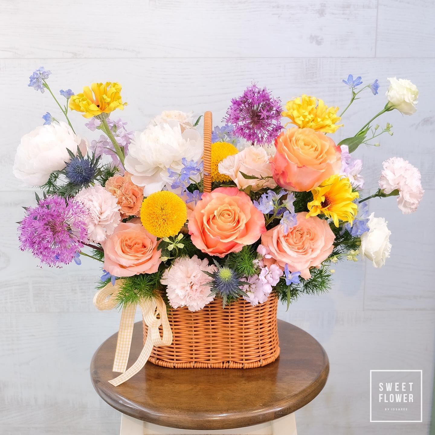 ตะกร้า หลากสี หวาน ดอกไม้หลัก กุหลาบ คาร์เนชั่น เยอบีร่า — ผลงานร้านดอกไม้ Sweetflower by Issaree