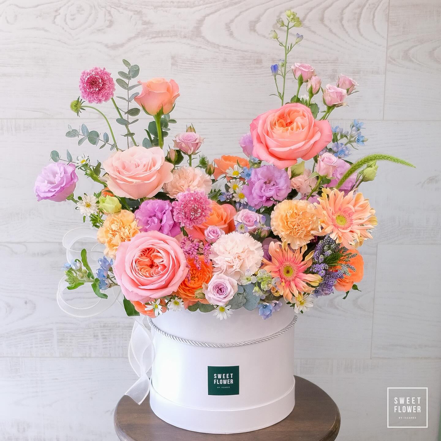 กล่อง หลากสี สดใส ดอกไม้หลัก กุหลาบ คาร์เนชั่น ไฮเดรนเยีย — ผลงานร้านดอกไม้ Sweetflower by Issaree