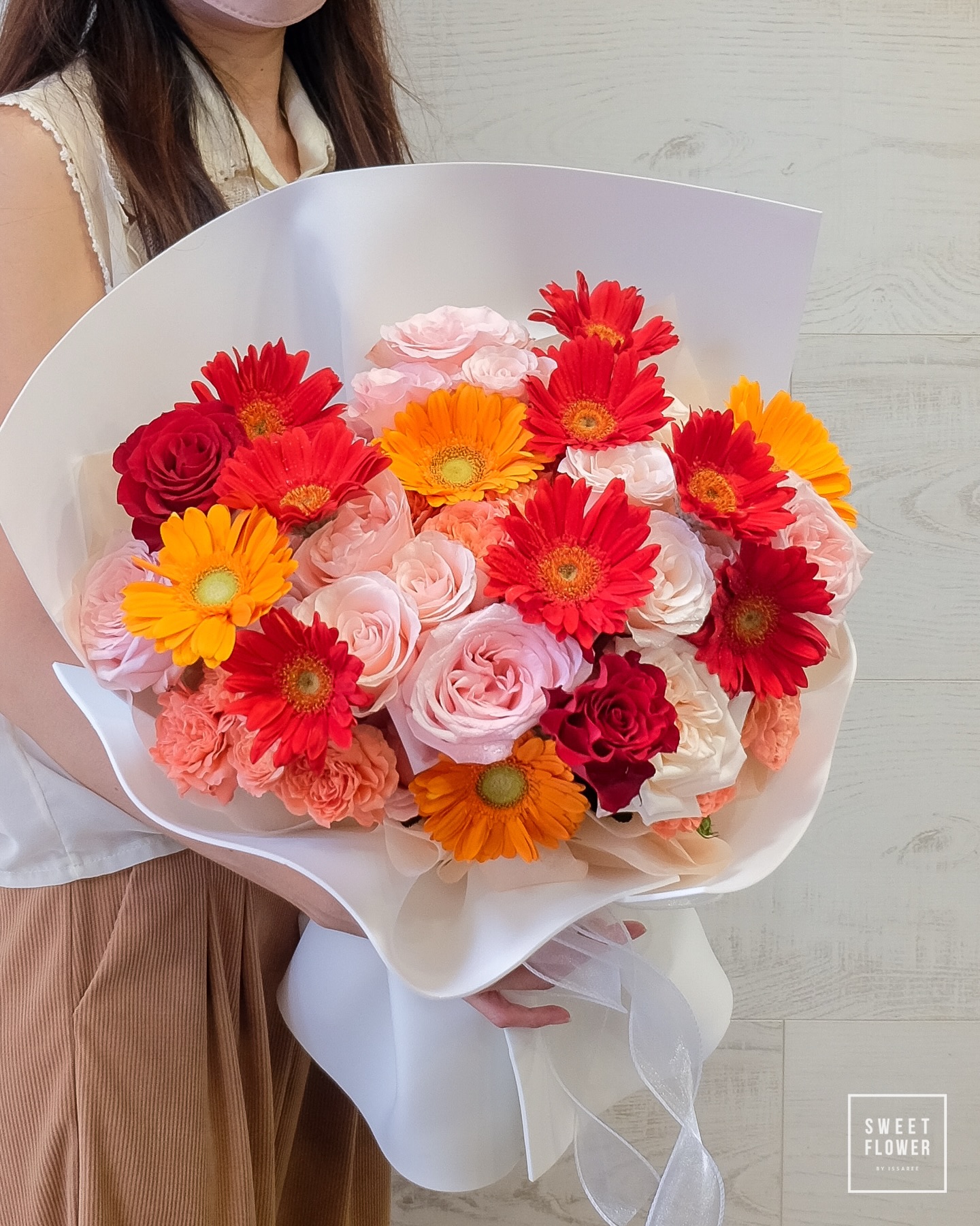 ช่อ หลากสี สดใส ดอกไม้หลัก กุหลาบ เยอบีร่า — ผลงานร้านดอกไม้ Sweetflower by Issaree — ภาพที่ 3 จาก 3
