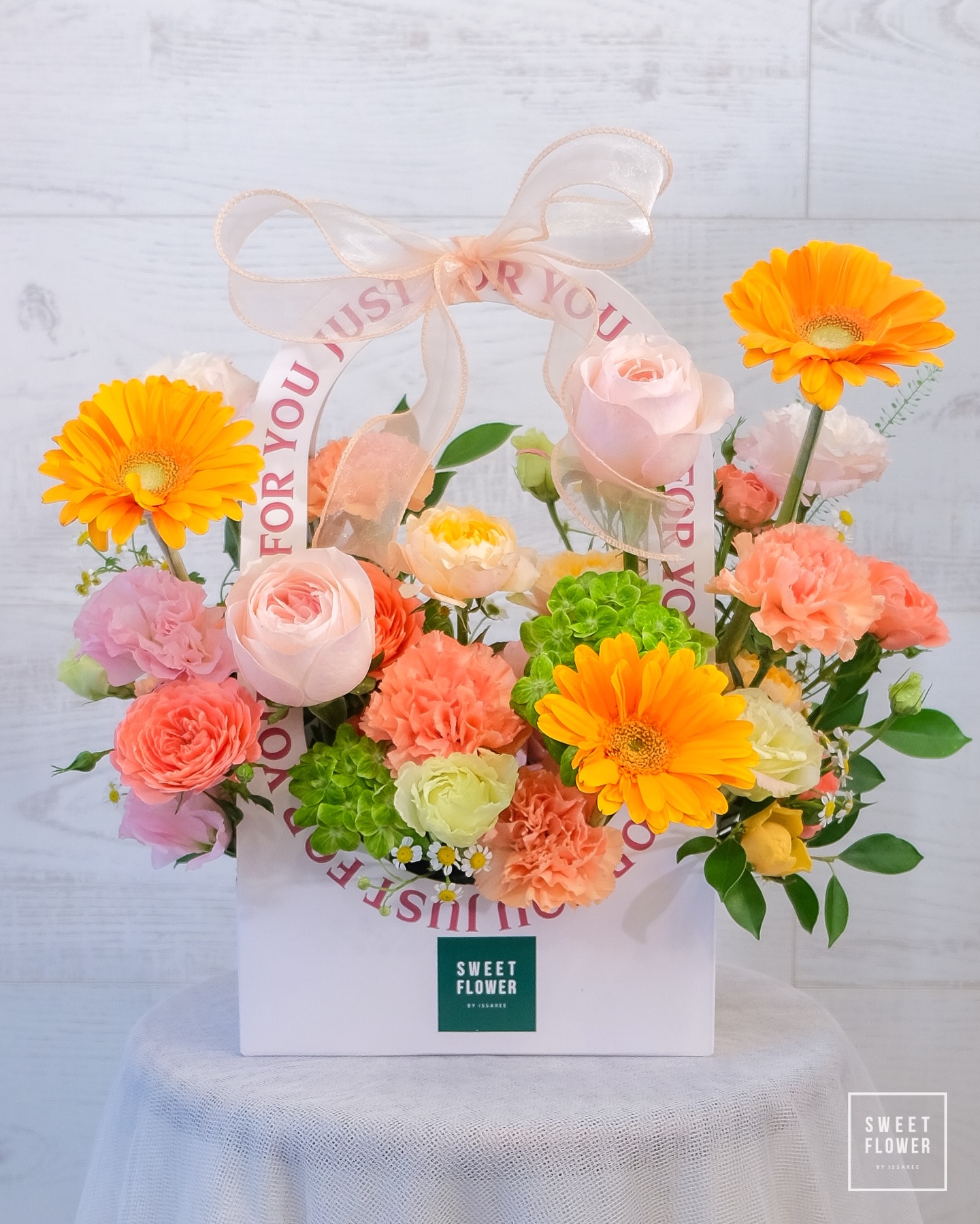 ตะกร้า เหลือง-ส้ม สดใส ดอกไม้หลัก กุหลาบ คาร์เนชั่น เยอบีร่า — ผลงานร้านดอกไม้ Sweetflower by Issaree — ภาพที่ 2 จาก 2