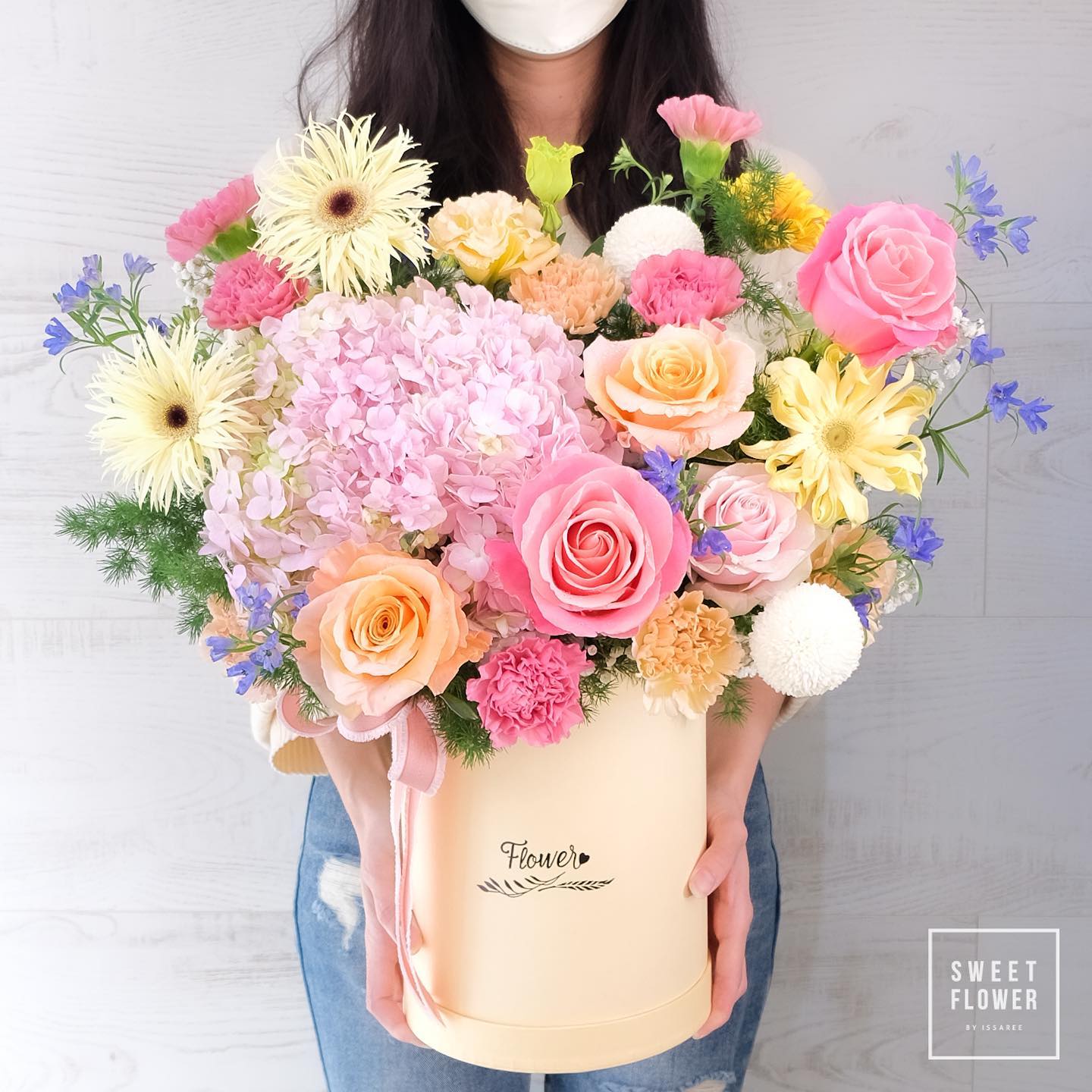กล่อง พาสเทล หวาน ดอกไม้หลัก ไฮเดรนเยีย กุหลาบ เยอบีร่า — ผลงานร้านดอกไม้ Sweetflower by Issaree