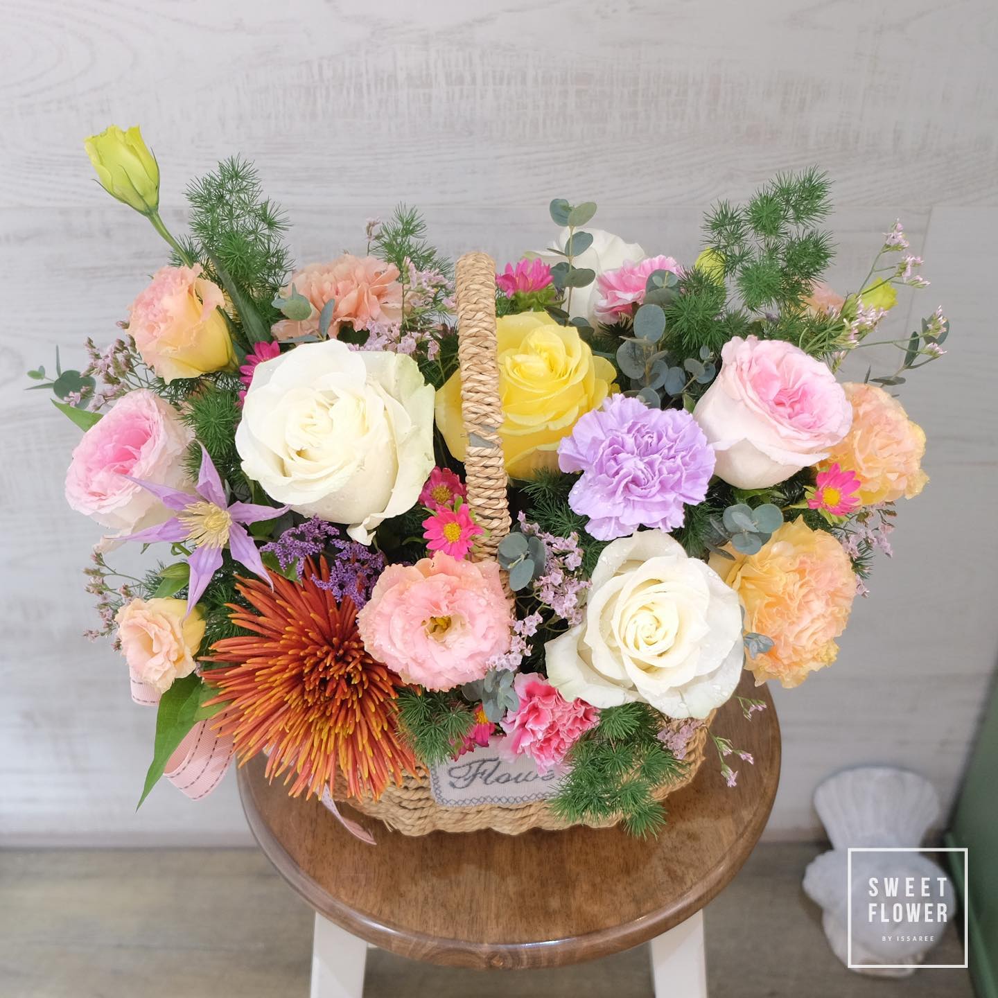 ตะกร้า หลากสี หวาน ดอกไม้หลัก กุหลาบ คาร์เนชั่น เบญจมาศ/มัม — ผลงานร้านดอกไม้ Sweetflower by Issaree — ภาพที่ 7 จาก 7