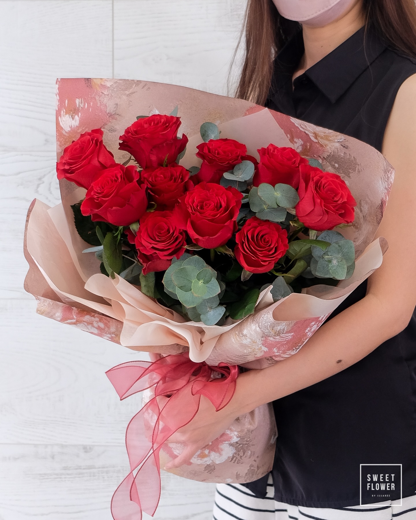 ช่อ แดงโรแมนติก คลาสสิก ดอกไม้หลัก กุหลาบ ยูคาลิปตัส/ใบไม้ — ผลงานร้านดอกไม้ Sweetflower by Issaree — ภาพที่ 2 จาก 2