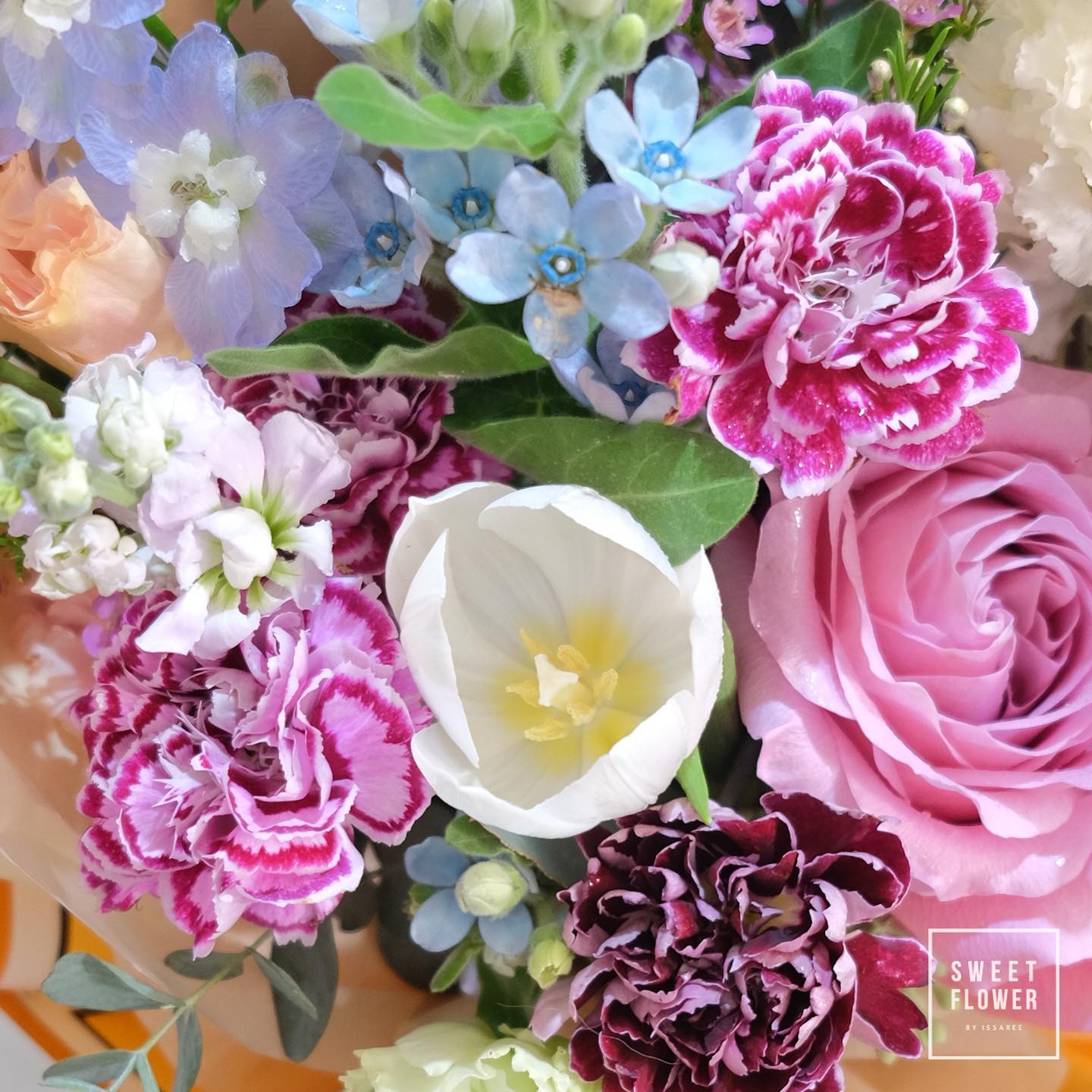 ช่อ ม่วง-ฟ้า หวาน ดอกไม้หลัก พีโอนี่ กุหลาบ คาร์เนชั่น — ผลงานร้านดอกไม้ Sweetflower by Issaree