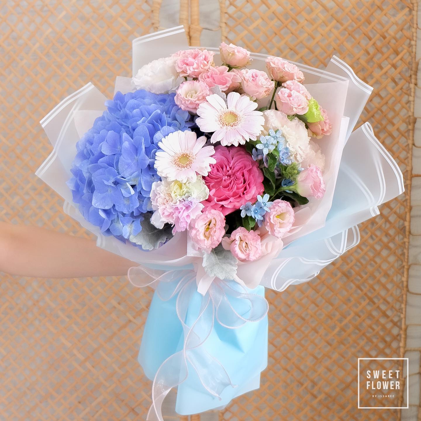 ช่อ ม่วง-ฟ้า หวาน ดอกไม้หลัก ไฮเดรนเยีย เยอบีร่า คาร์เนชั่น — ผลงานร้านดอกไม้ Sweetflower by Issaree — ภาพที่ 2 จาก 2