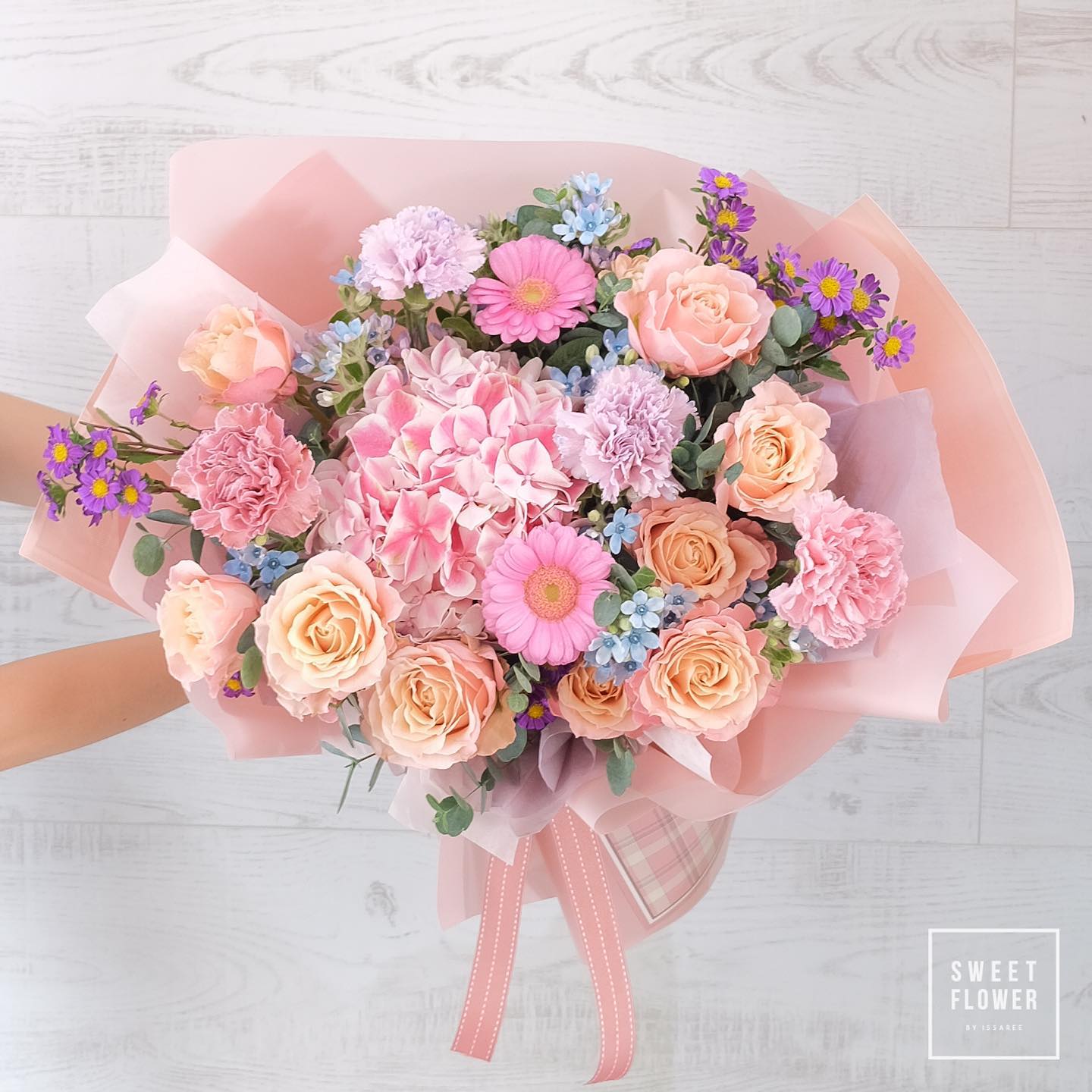 ช่อ พาสเทล หวาน ดอกไม้หลัก กุหลาบ คาร์เนชั่น เยอบีร่า — ผลงานร้านดอกไม้ Sweetflower by Issaree — ภาพที่ 2 จาก 2