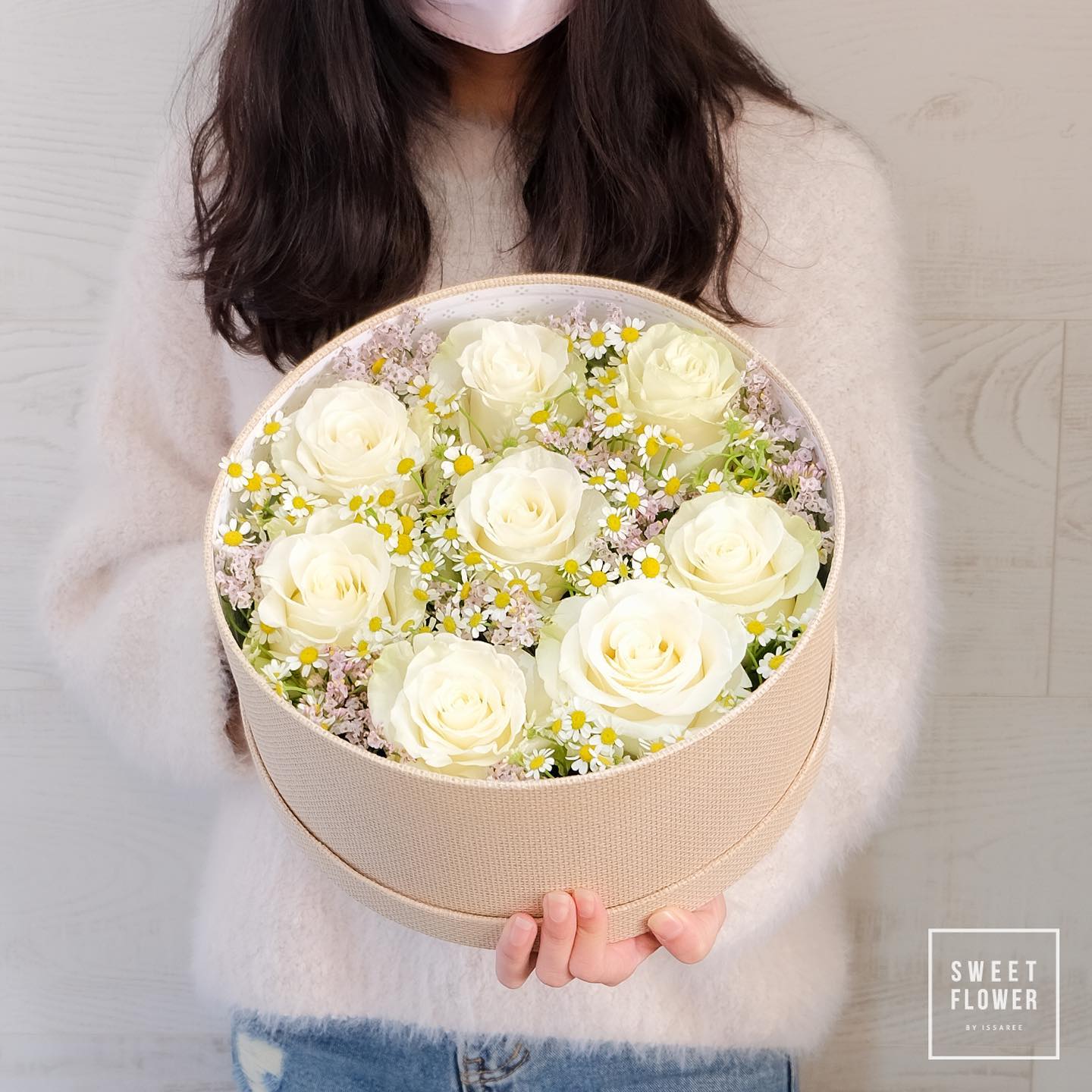 กล่อง ขาว-เขียว หวาน ดอกไม้หลัก กุหลาบ เดซี่/มาร์กาเร็ต เบญจมาศ/มัม — ผลงานร้านดอกไม้ Sweetflower by Issaree