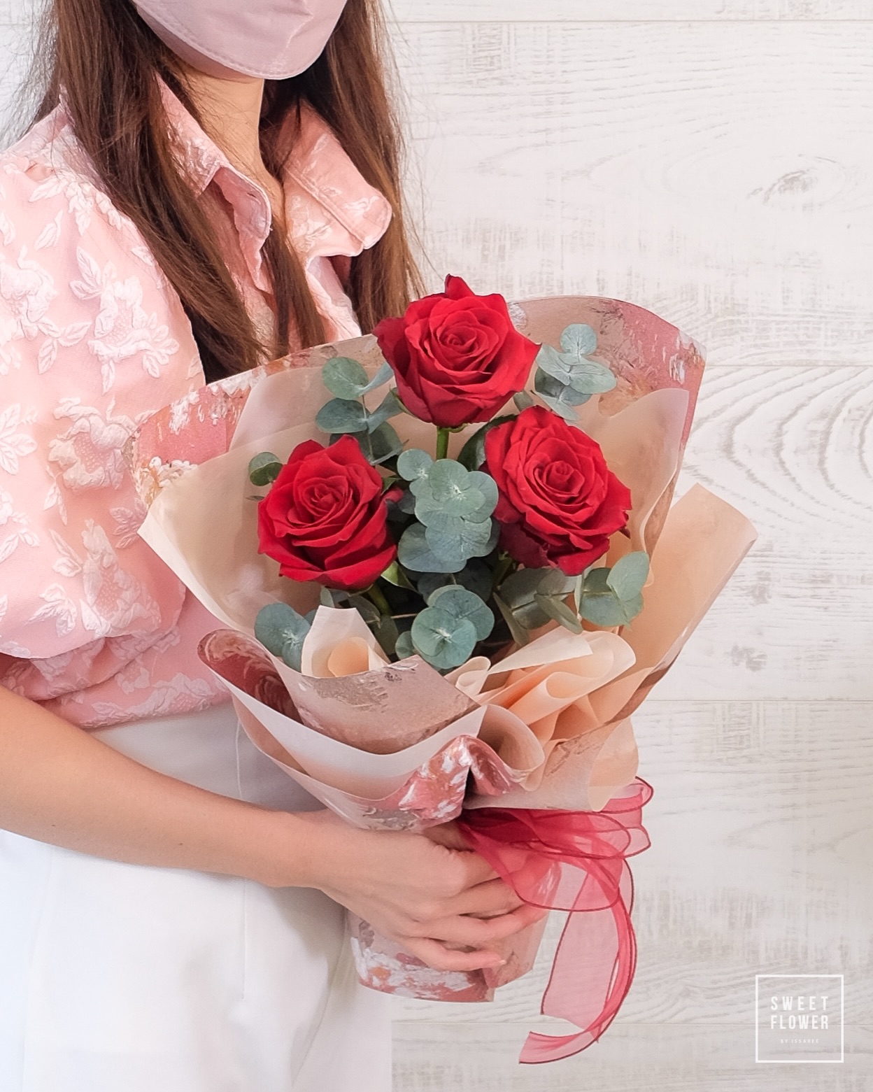 ช่อ แดงโรแมนติก หวาน ดอกไม้หลัก กุหลาบ ยูคาลิปตัส/ใบไม้ — ผลงานร้านดอกไม้ Sweetflower by Issaree — ภาพที่ 8 จาก 8