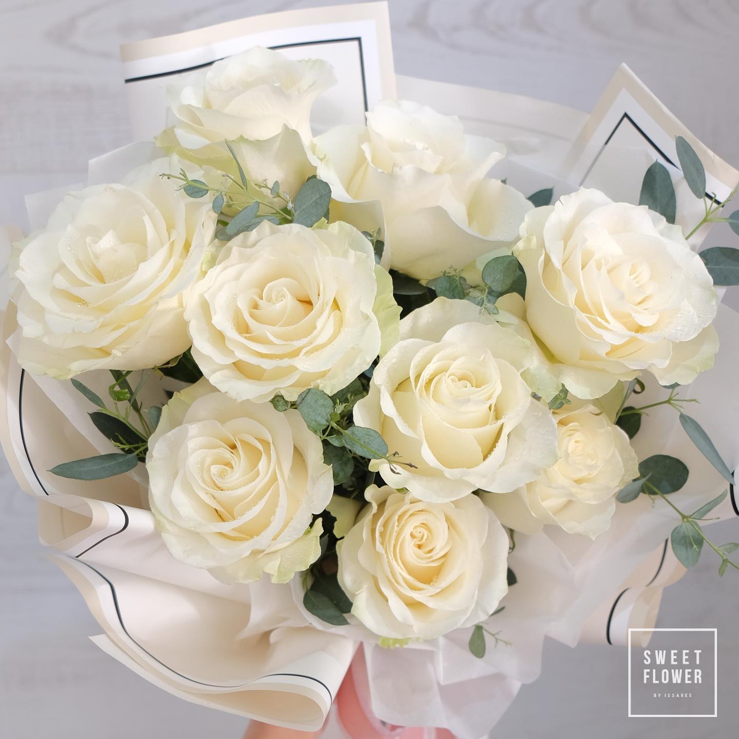 กล่อง ขาว-เขียว คลาสสิก ดอกไม้หลัก กุหลาบ ยูคาลิปตัส/ใบไม้ — ผลงานร้านดอกไม้ Sweetflower by Issaree