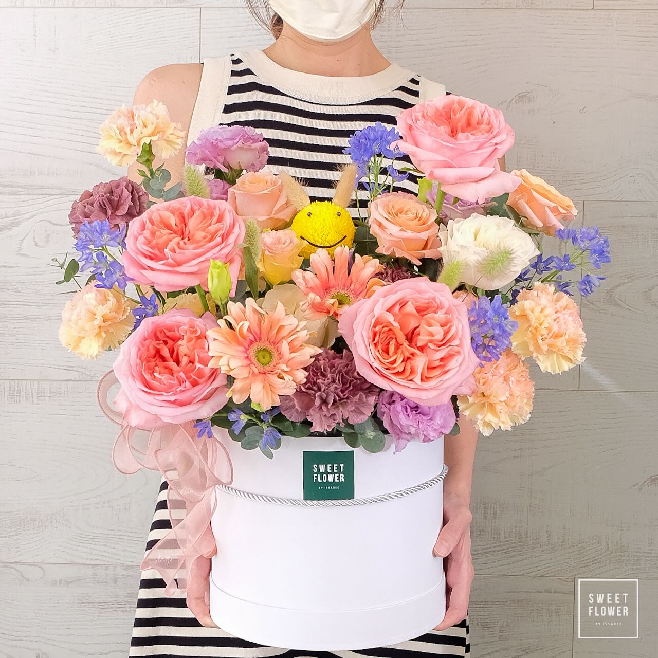 กล่อง หลากสี สดใส ดอกไม้หลัก กุหลาบ คาร์เนชั่น เยอบีร่า — ผลงานร้านดอกไม้ Sweetflower by Issaree