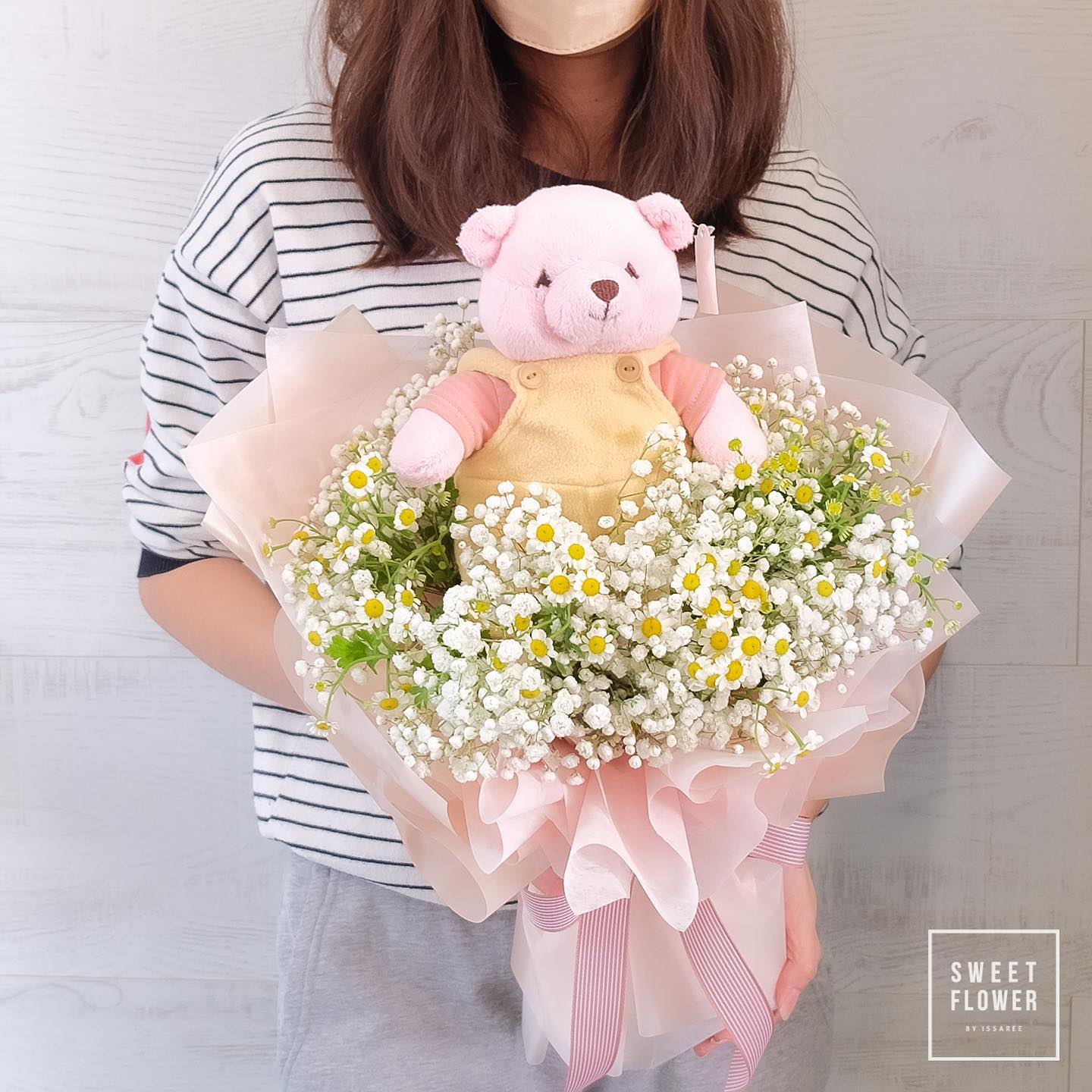 ช่อ พาสเทล สดใส ดอกไม้หลัก เดซี่/มาร์กาเร็ต เบบี้บรีธ/ยิปโซ — ผลงานร้านดอกไม้ Sweetflower by Issaree — ภาพที่ 1 จาก 1