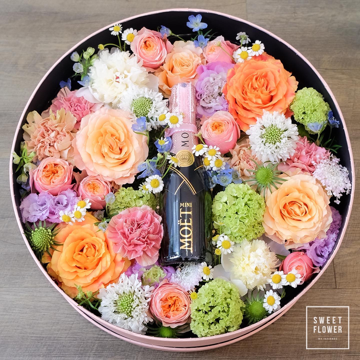 กล่อง หลากสี ดอกไม้หลัก กุหลาบ คาร์เนชั่น ไฮเดรนเยีย — ผลงานร้านดอกไม้ Sweetflower by Issaree