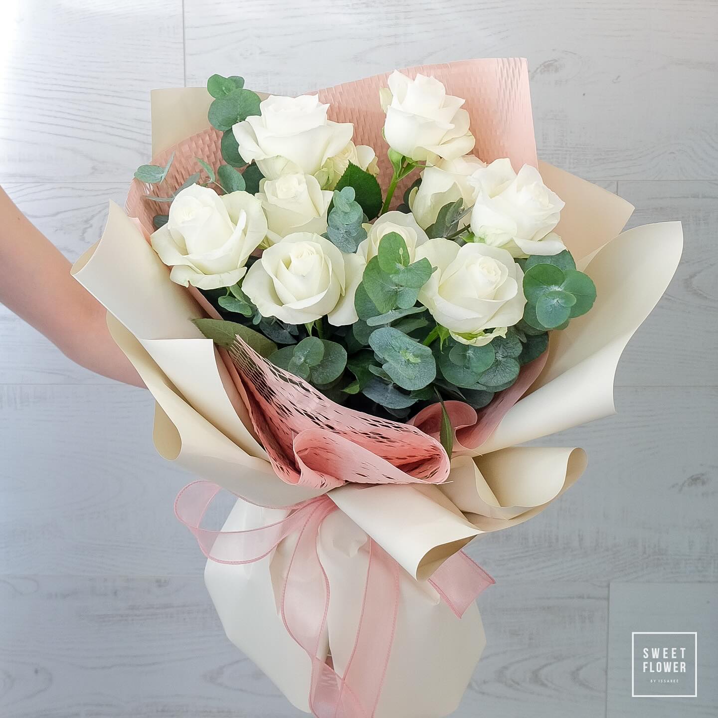 ช่อ ขาว-เขียว หวาน ดอกไม้หลัก กุหลาบ ยูคาลิปตัส/ใบไม้ — ผลงานร้านดอกไม้ Sweetflower by Issaree