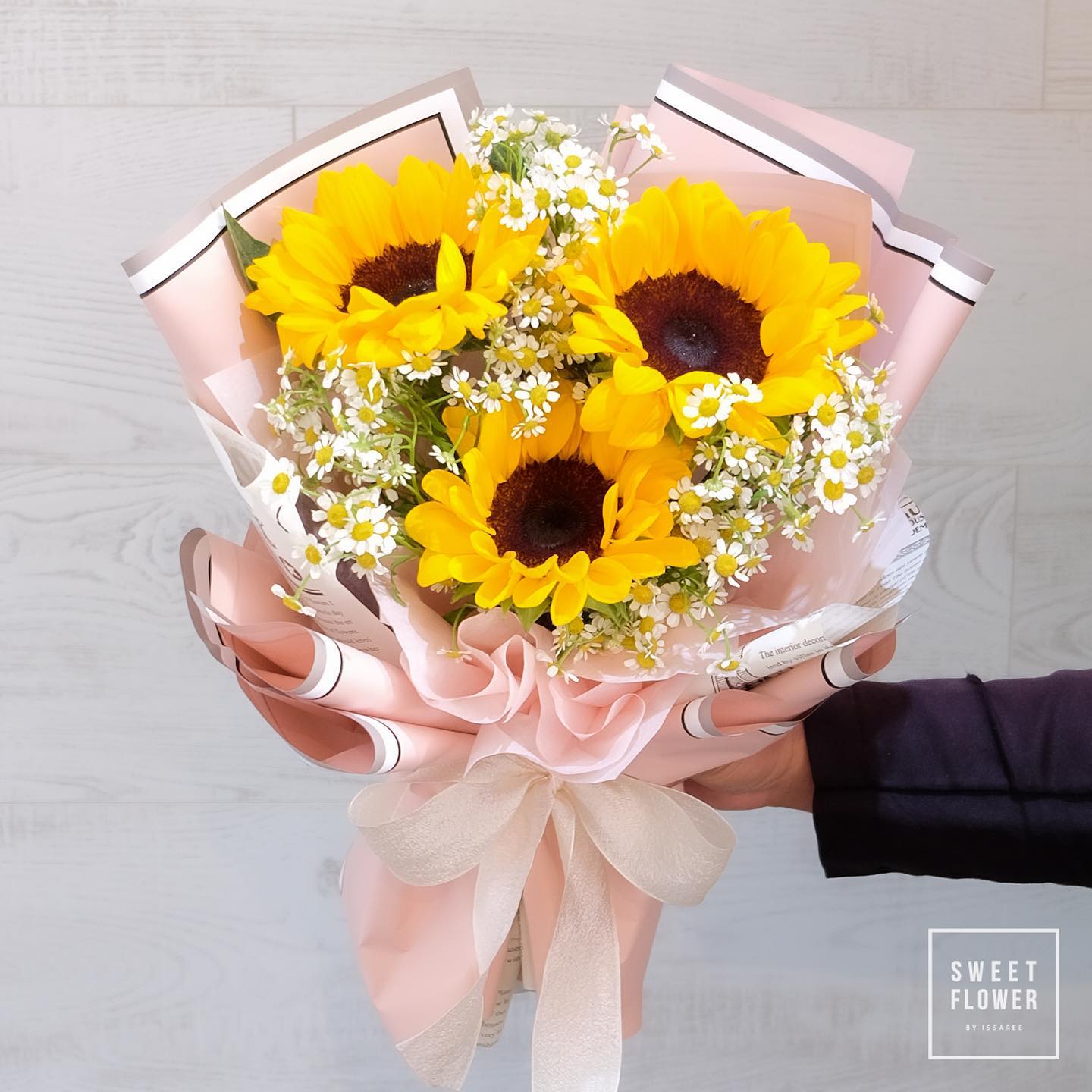 ช่อ เหลือง-ส้ม หวาน ดอกไม้หลัก ทานตะวัน เดซี่/มาร์กาเร็ต — ผลงานร้านดอกไม้ Sweetflower by Issaree