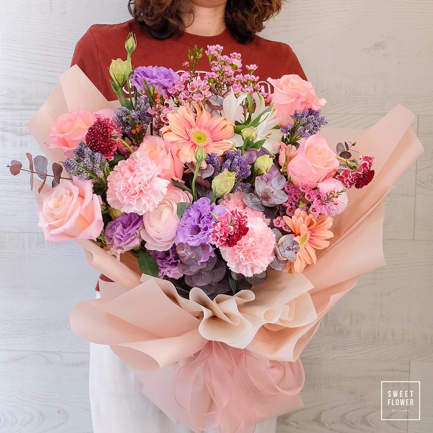 ช่อ หลากสี หวาน ดอกไม้หลัก กุหลาบ คาร์เนชั่น เยอบีร่า — ผลงานร้านดอกไม้ Sweetflower by Issaree