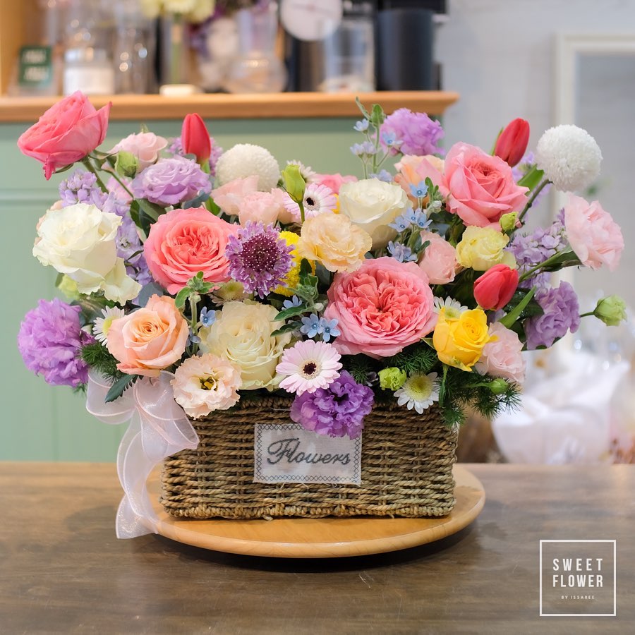 ตะกร้า หลากสี หวาน ดอกไม้หลัก กุหลาบ คาร์เนชั่น ทิวลิป — ผลงานร้านดอกไม้ Sweetflower by Issaree
