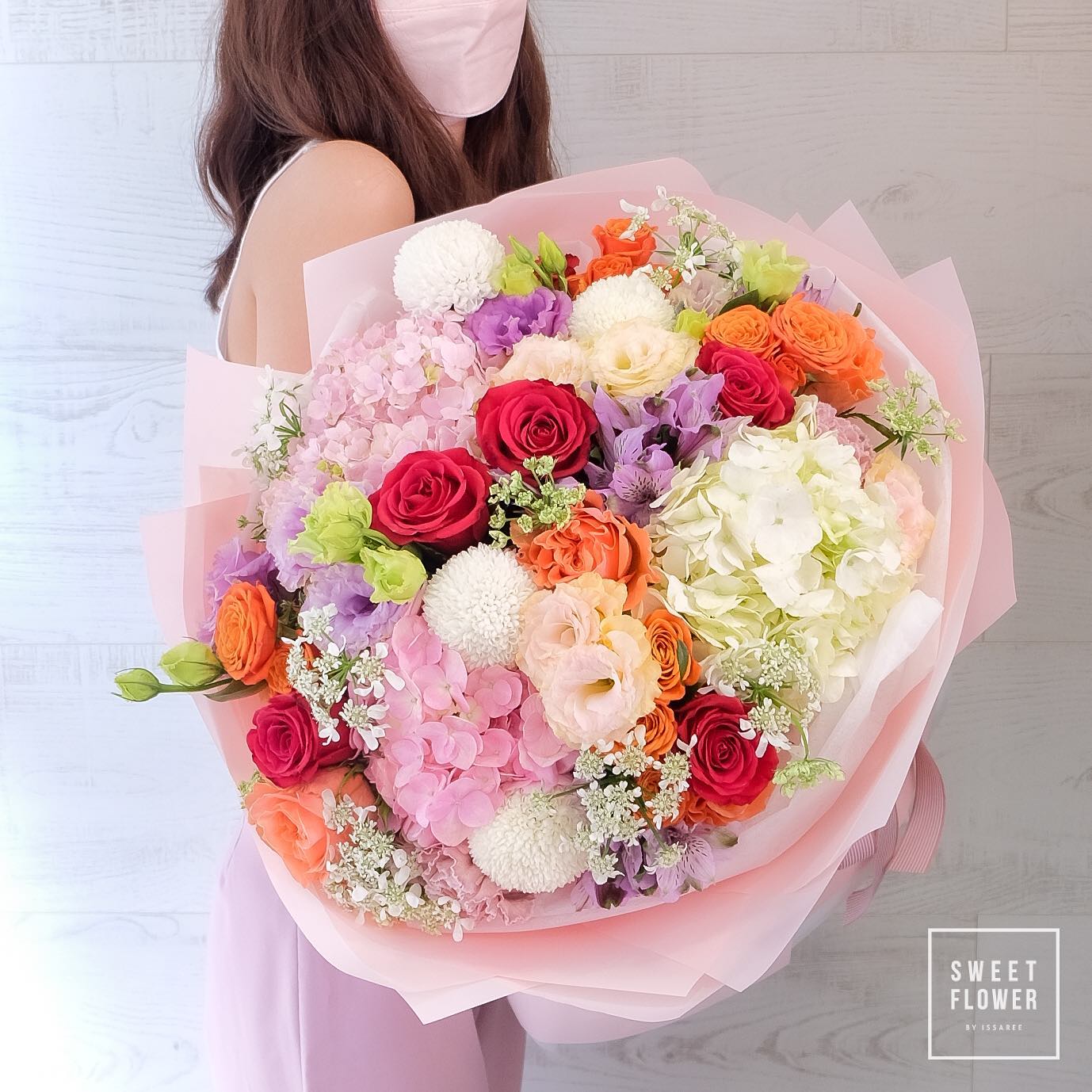 ช่อ หลากสี หวาน ดอกไม้หลัก กุหลาบ ไฮเดรนเยีย คาร์เนชั่น — ผลงานร้านดอกไม้ Sweetflower by Issaree — ภาพที่ 2 จาก 2