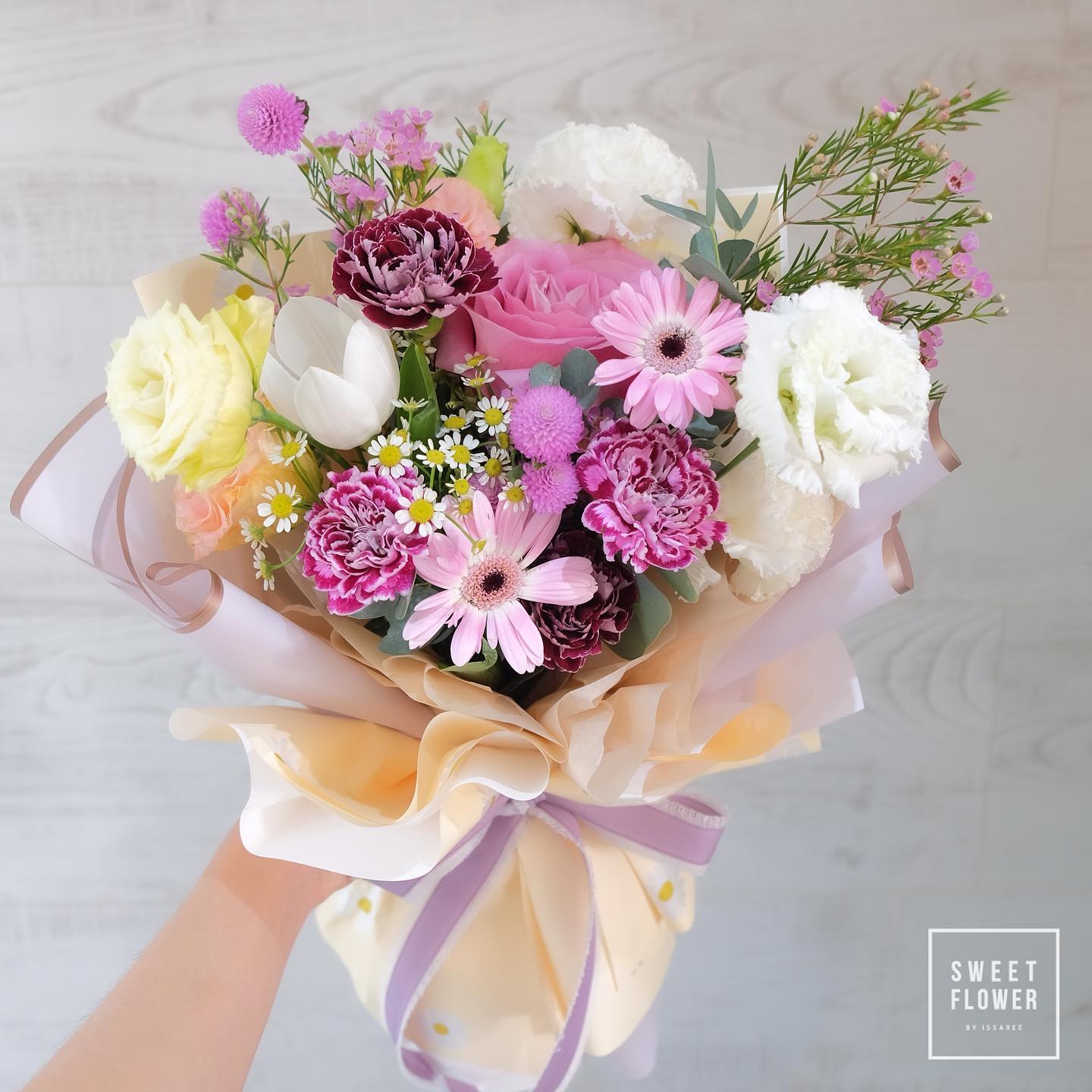 ช่อ หลากสี หวาน ดอกไม้หลัก กุหลาบ พีโอนี่ คาร์เนชั่น — ผลงานร้านดอกไม้ Sweetflower by Issaree