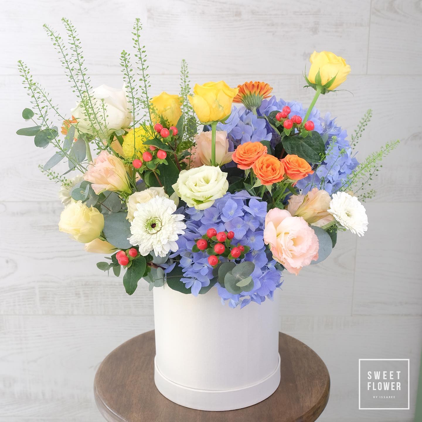 แจกัน หลากสี หวาน ดอกไม้หลัก ไฮเดรนเยีย กุหลาบ ทิวลิป — ผลงานร้านดอกไม้ Sweetflower by Issaree — ภาพที่ 2 จาก 2