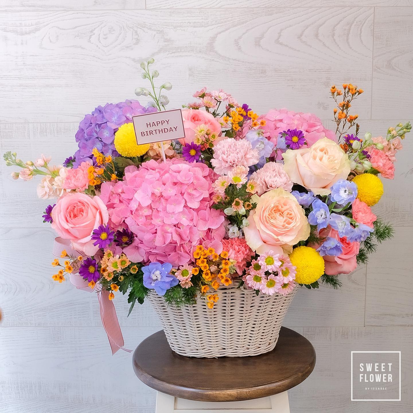 ตะกร้า หลากสี สดใส ดอกไม้หลัก ไฮเดรนเยีย กุหลาบ คาร์เนชั่น — ผลงานร้านดอกไม้ Sweetflower by Issaree