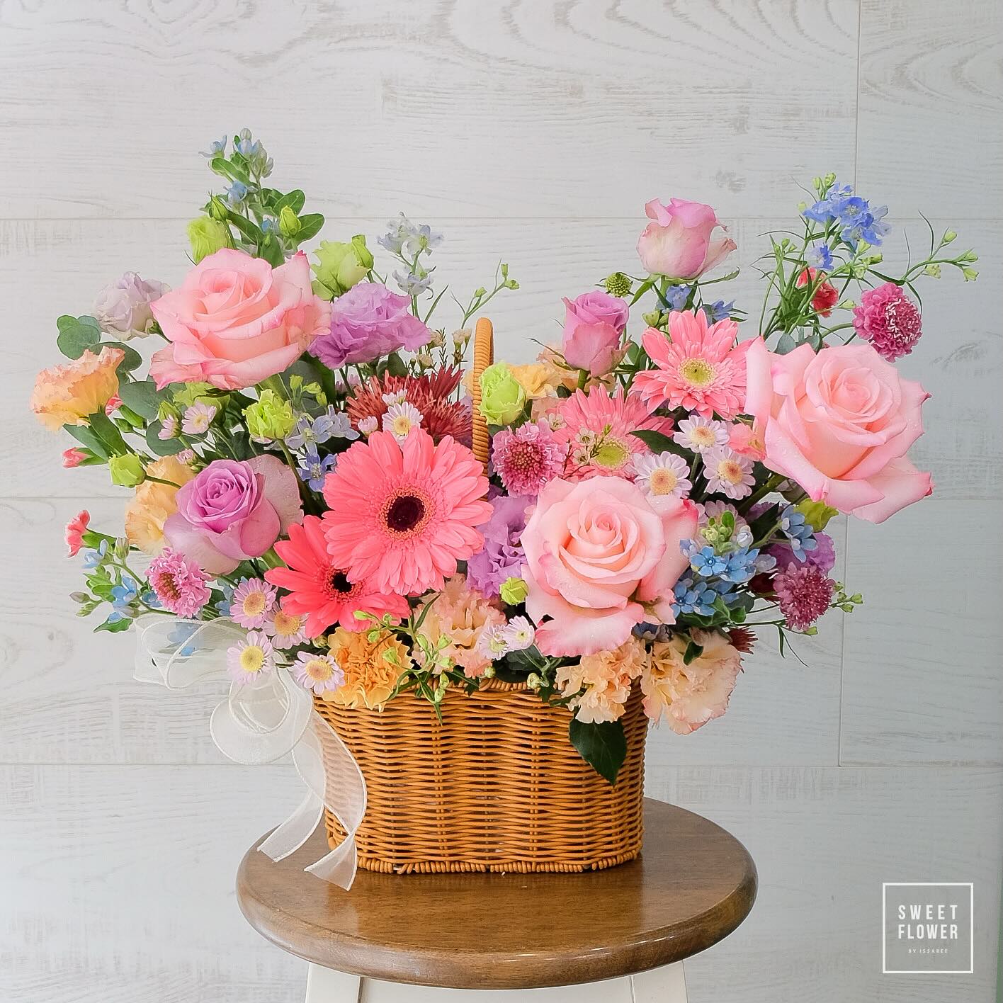ตะกร้า หลากสี หวาน ดอกไม้หลัก กุหลาบ เยอบีร่า คาร์เนชั่น — ผลงานร้านดอกไม้ Sweetflower by Issaree