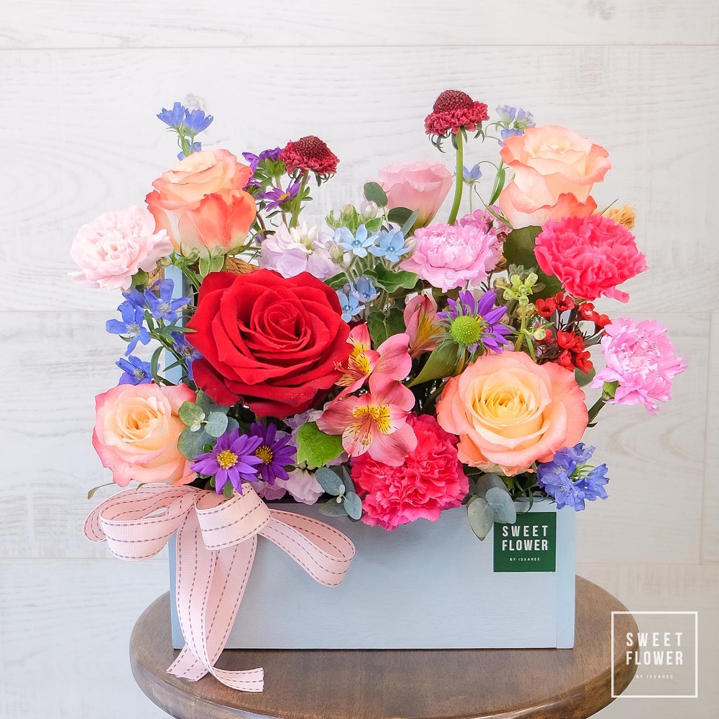 กล่อง หลากสี หวาน ดอกไม้หลัก กุหลาบ คาร์เนชั่น ลิลลี่ — ผลงานร้านดอกไม้ Sweetflower by Issaree