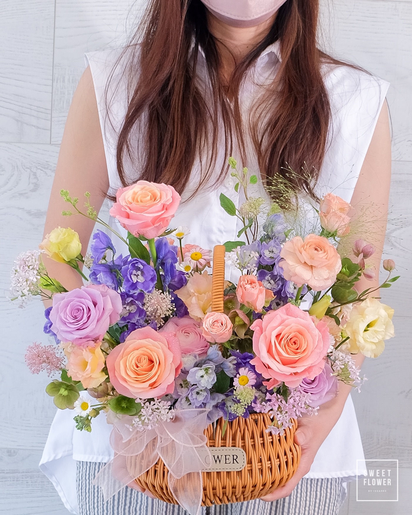 ตะกร้า หลากสี หวาน ดอกไม้หลัก กุหลาบ คาร์เนชั่น — ผลงานร้านดอกไม้ Sweetflower by Issaree — ภาพที่ 2 จาก 2