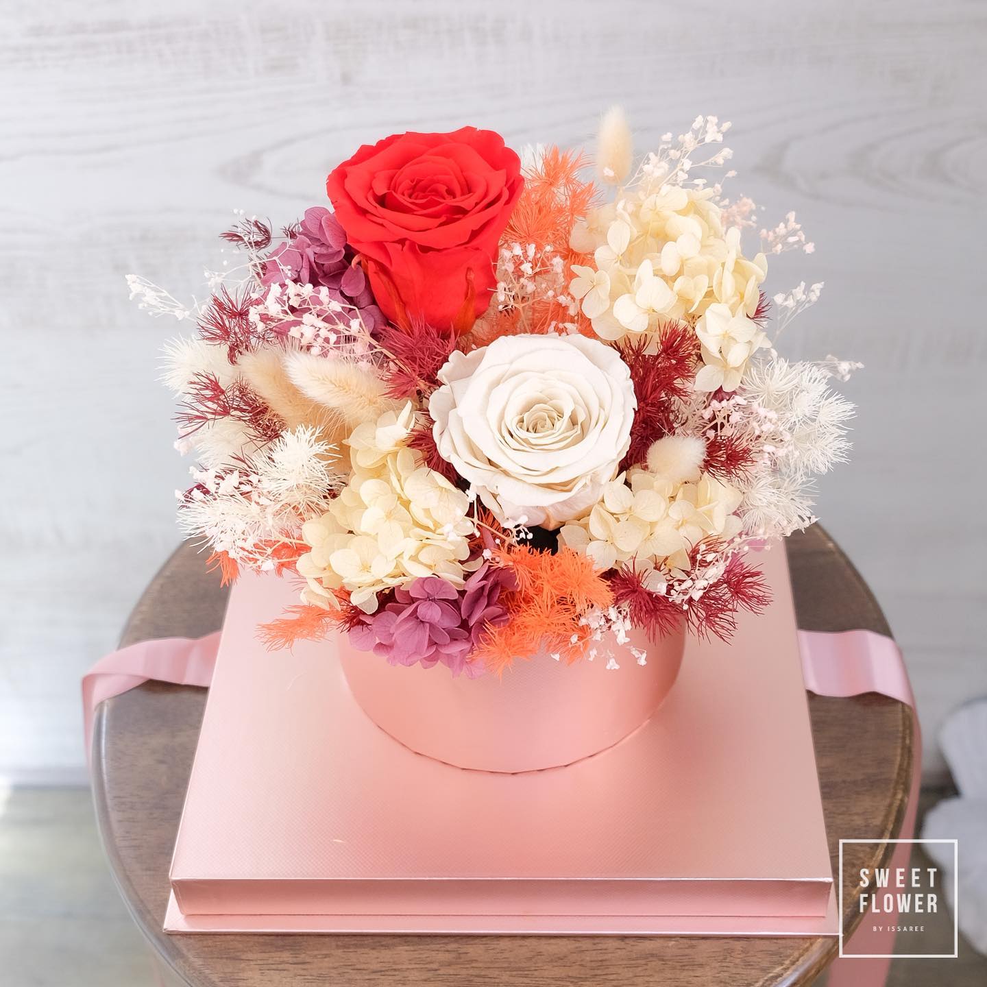 กล่อง หลากสี ดอกไม้หลัก กุหลาบ ไฮเดรนเยีย ดอกไม้แห้ง — ผลงานร้านดอกไม้ Sweetflower by Issaree — ภาพที่ 7 จาก 7