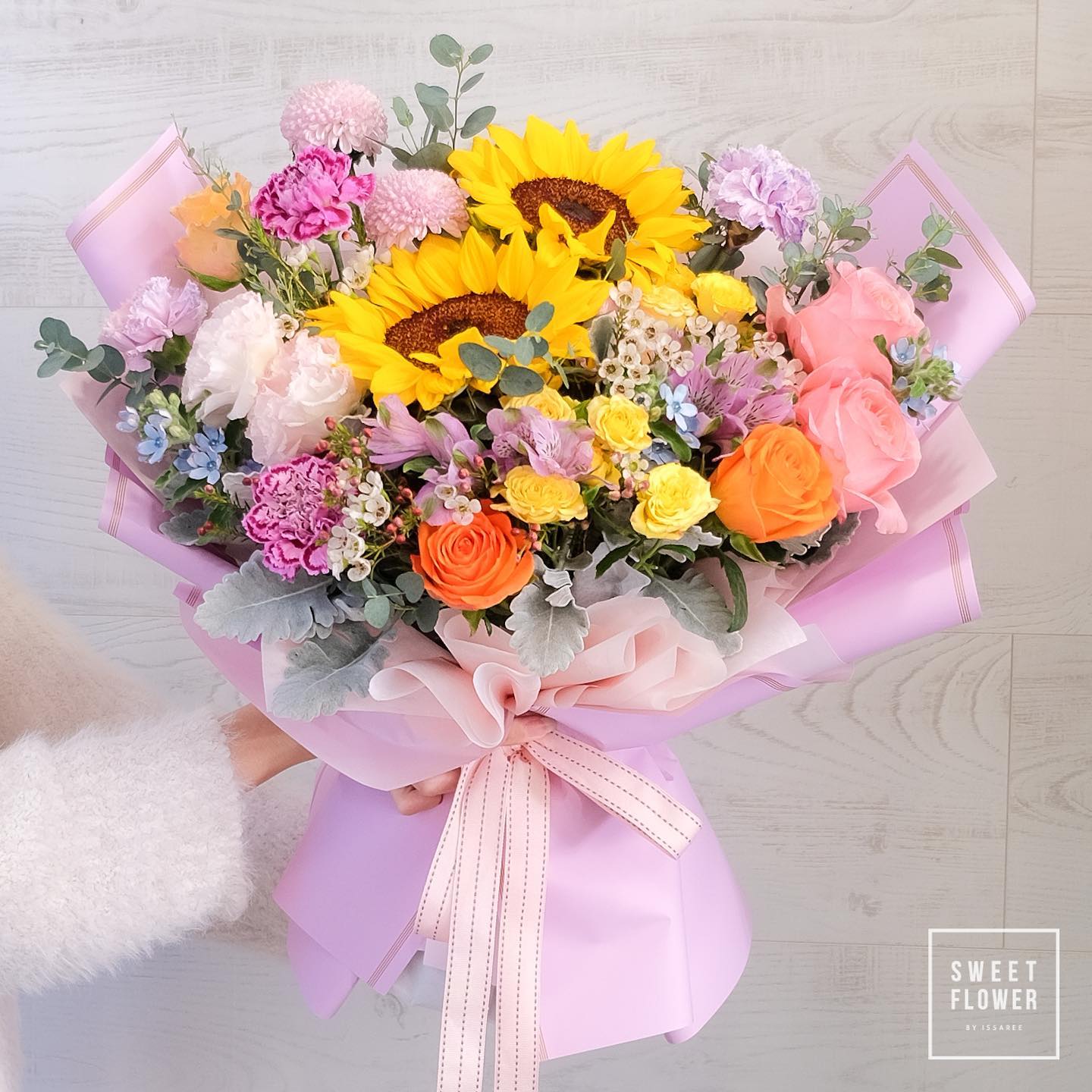 กล่อง หลากสี หวาน ดอกไม้หลัก ทานตะวัน กุหลาบ คาร์เนชั่น — ผลงานร้านดอกไม้ Sweetflower by Issaree — ภาพที่ 2 จาก 2