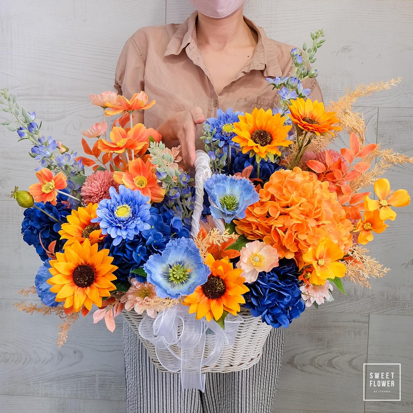ตะกร้า หลากสี สดใส ดอกไม้หลัก ดอกไม้ปลอม — ผลงานร้านดอกไม้ Sweetflower by Issaree — ภาพที่ 2 จาก 2