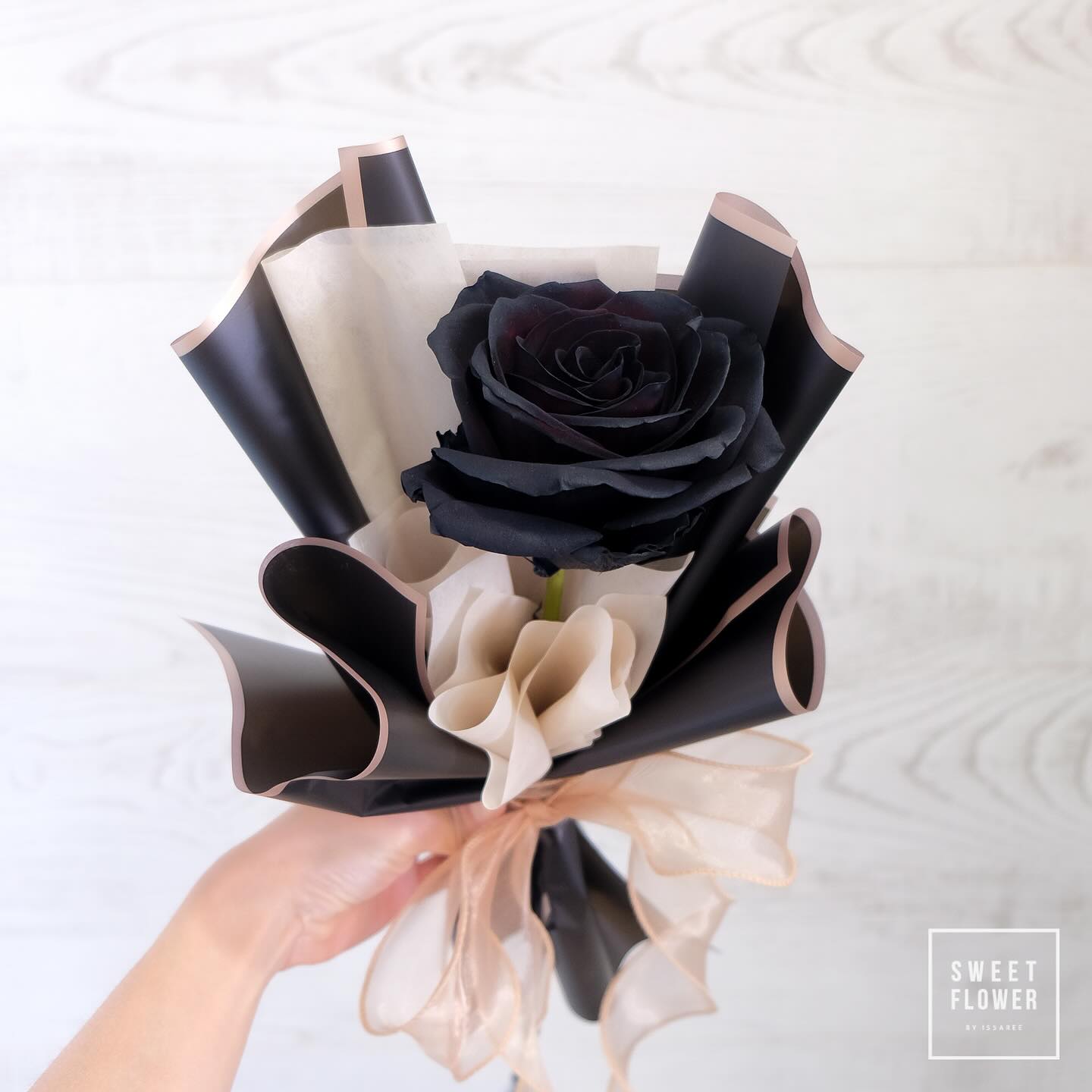 ช่อ แดงโรแมนติก ดอกไม้หลัก กุหลาบ — ผลงานร้านดอกไม้ Sweetflower by Issaree — ภาพที่ 3 จาก 3
