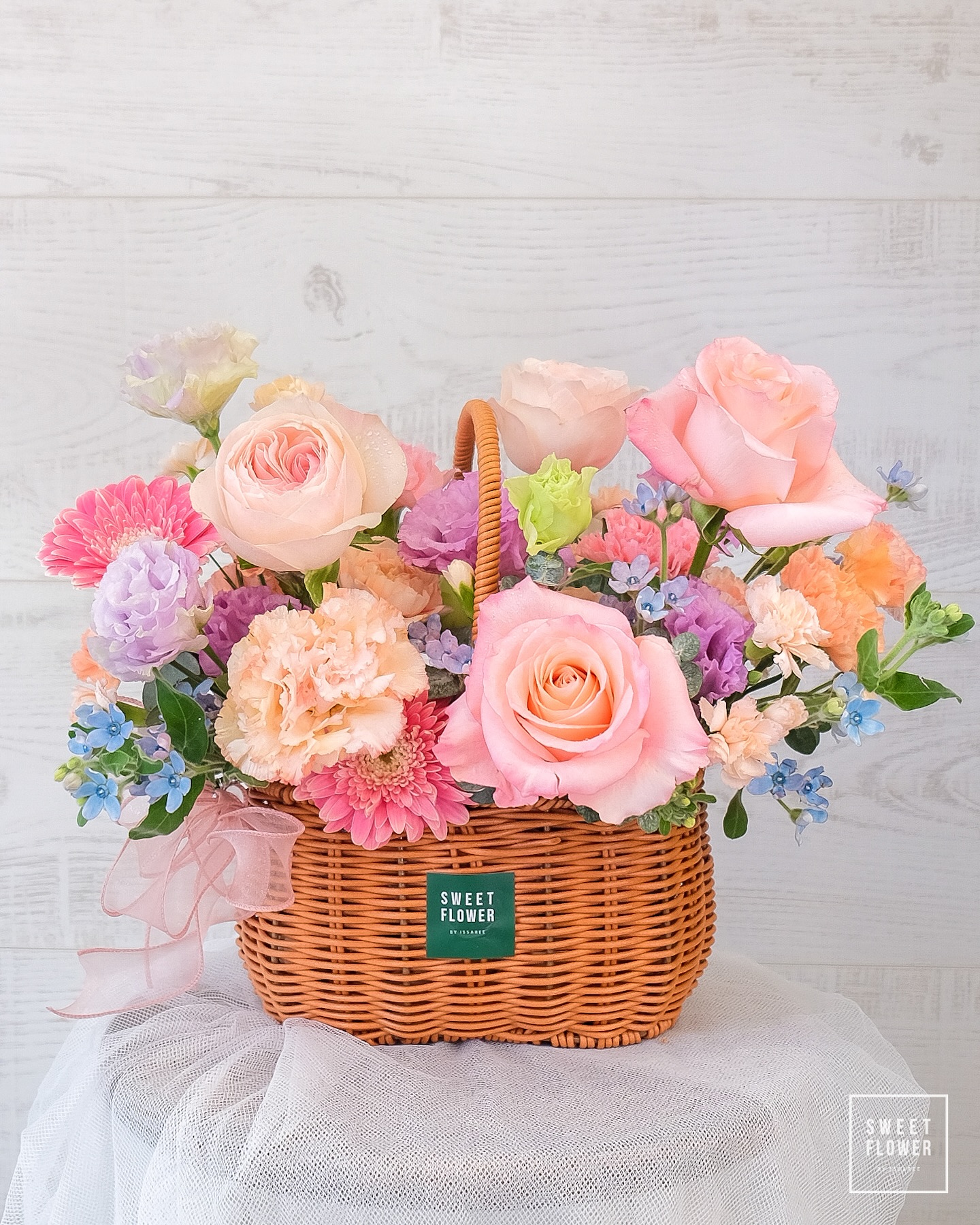 ตะกร้า พาสเทล หวาน ดอกไม้หลัก กุหลาบ คาร์เนชั่น เยอบีร่า — ผลงานร้านดอกไม้ Sweetflower by Issaree